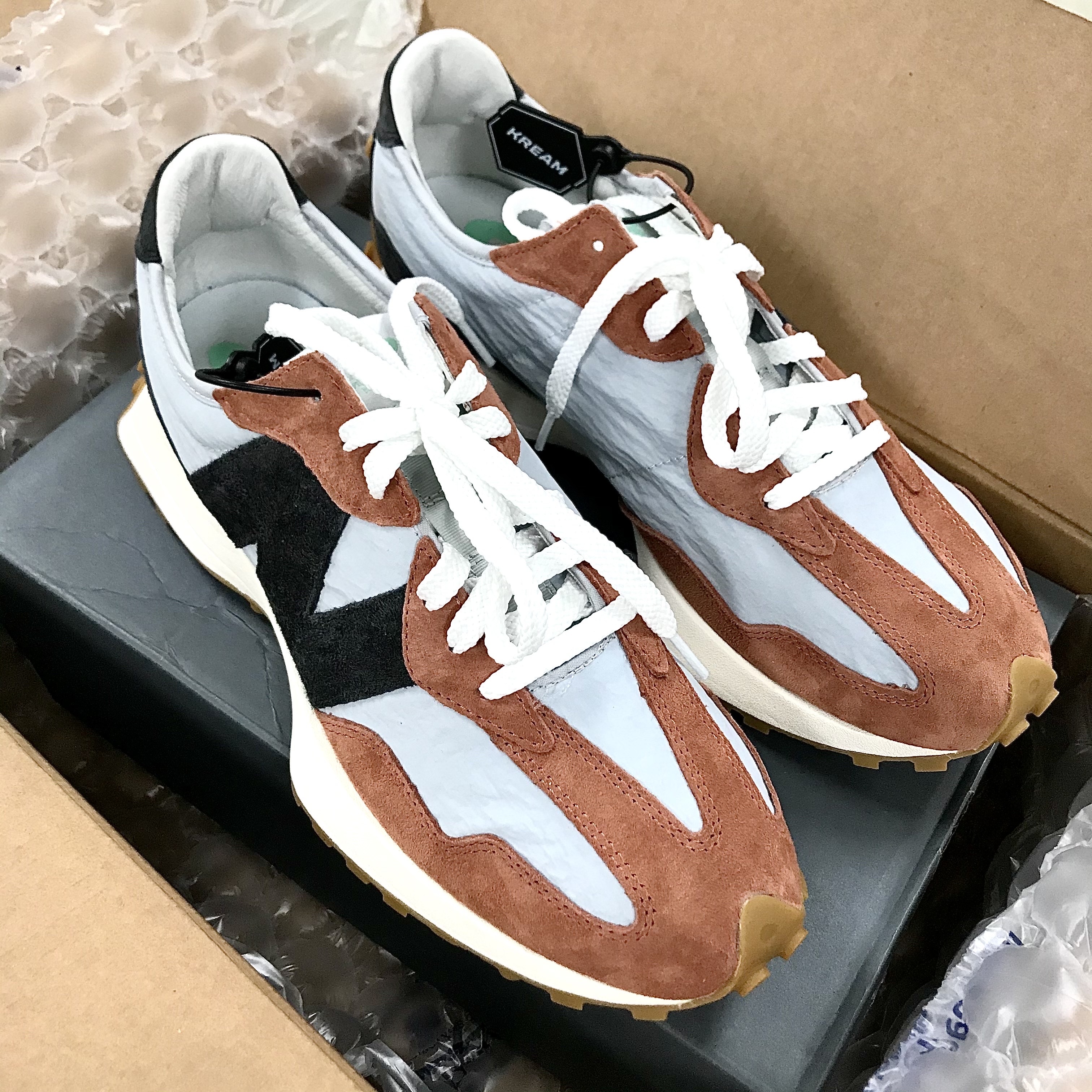 New Balance 327 Brown Grey 착용 스타일 - 3