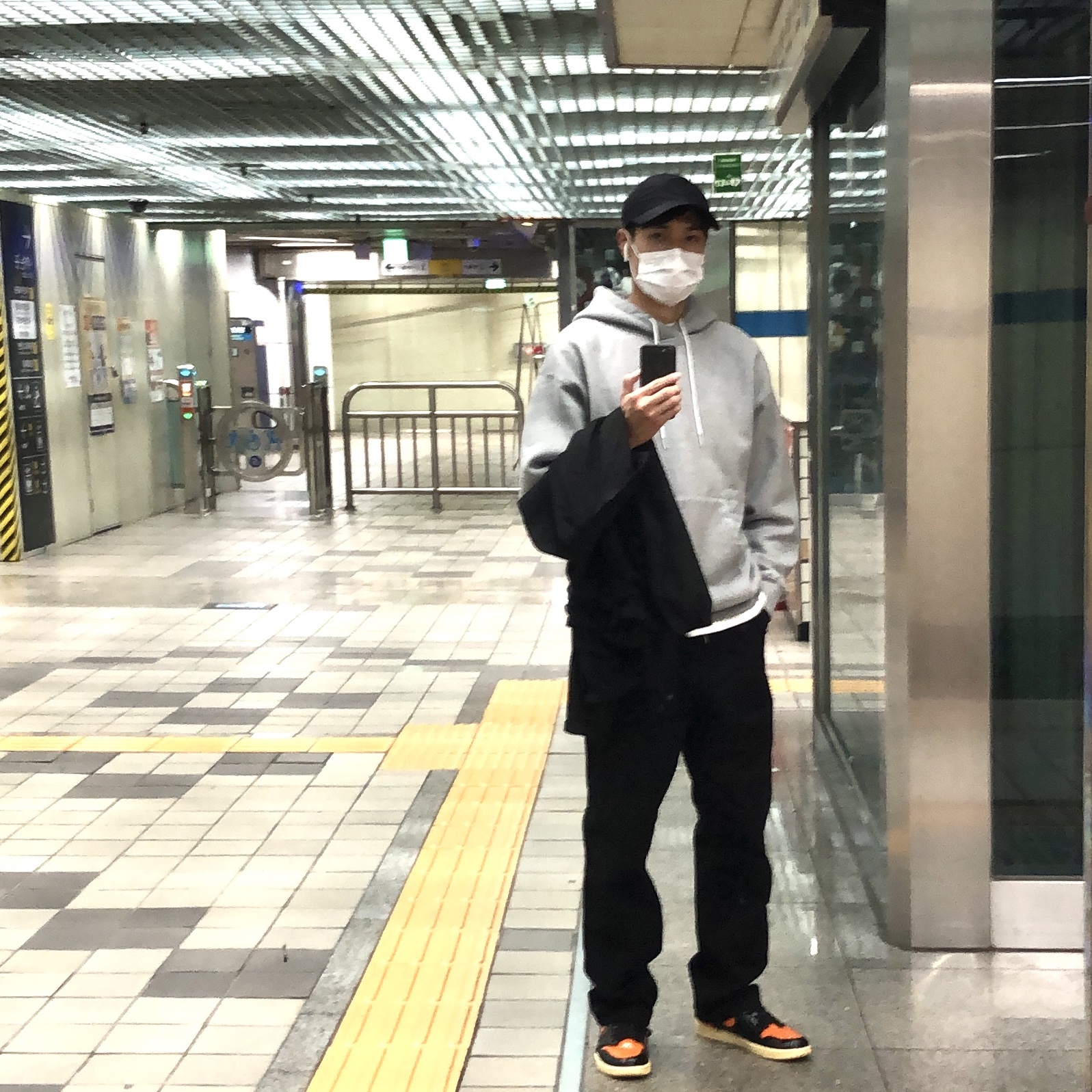 Jordan 1 Retro High Shattered Backboard 3.0, Nike NRG Solo Swoosh Fleece Hoodie Dark Grey Heather - Asia 착용 스타일