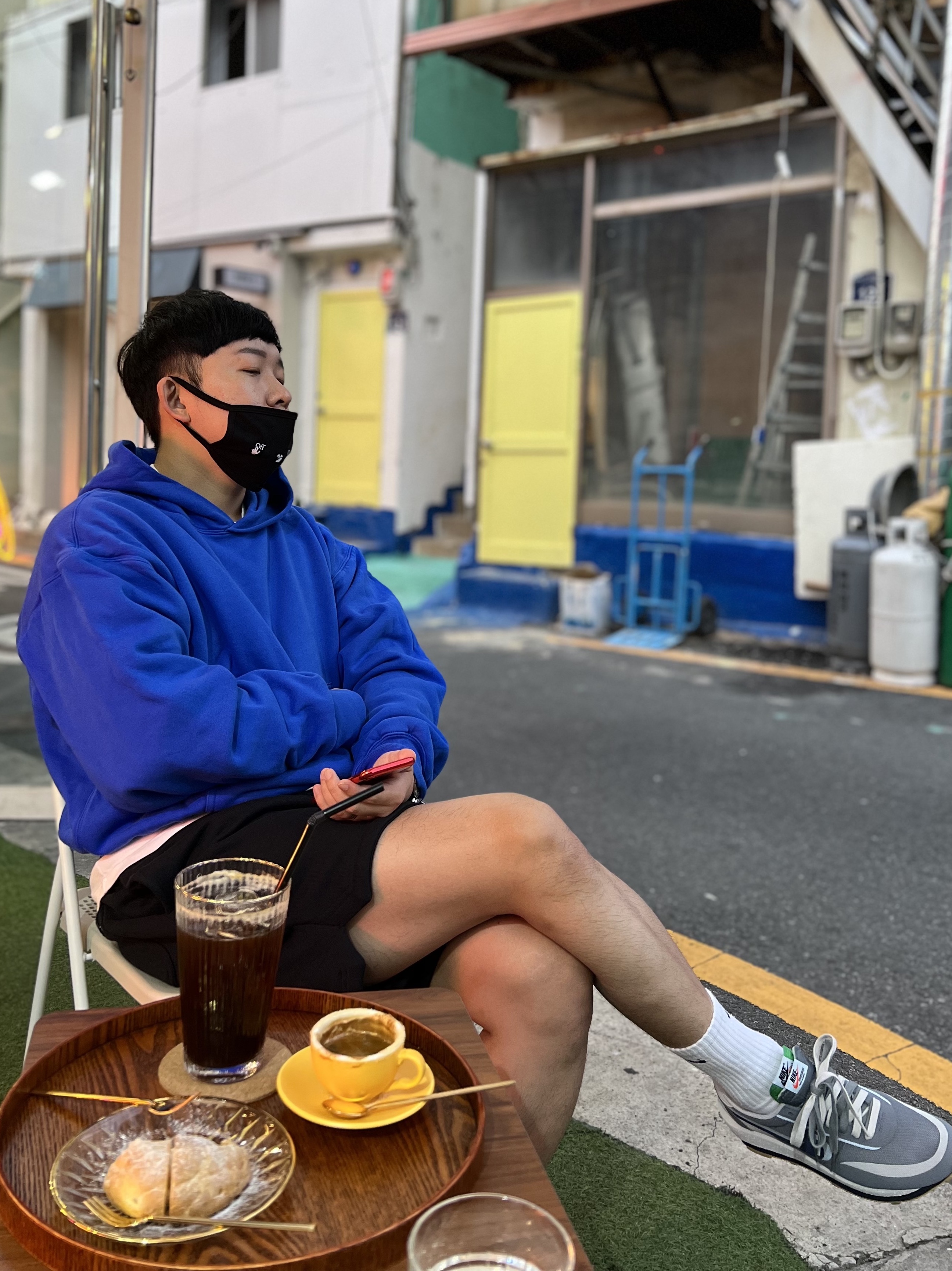 Nike x Sacai x Clot LDWaffle Cool Grey, Yeezy Gap Hoodie Blue 착용 스타일