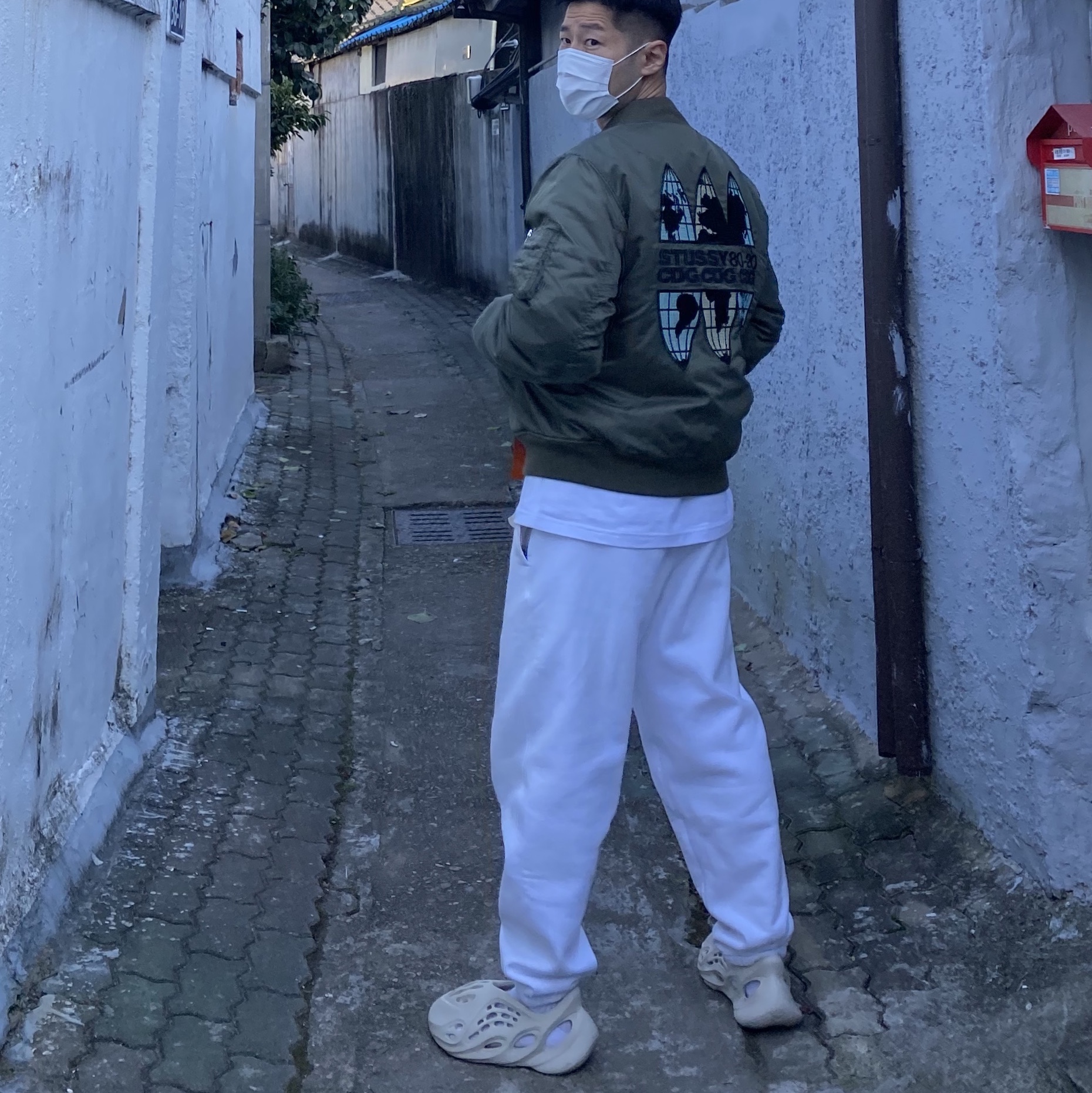 Stussy x CDG MA-1 Jacket Olive, Adidas Yeezy Foam RNNR Sand 착용 스타일