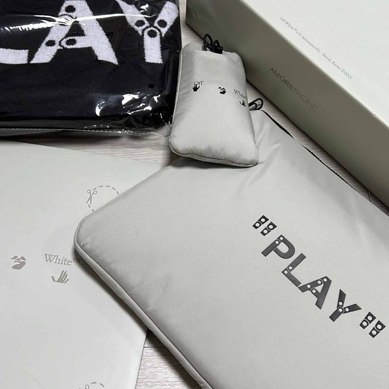 Off-White x Amore Pacific Play Kit 착용 스타일
