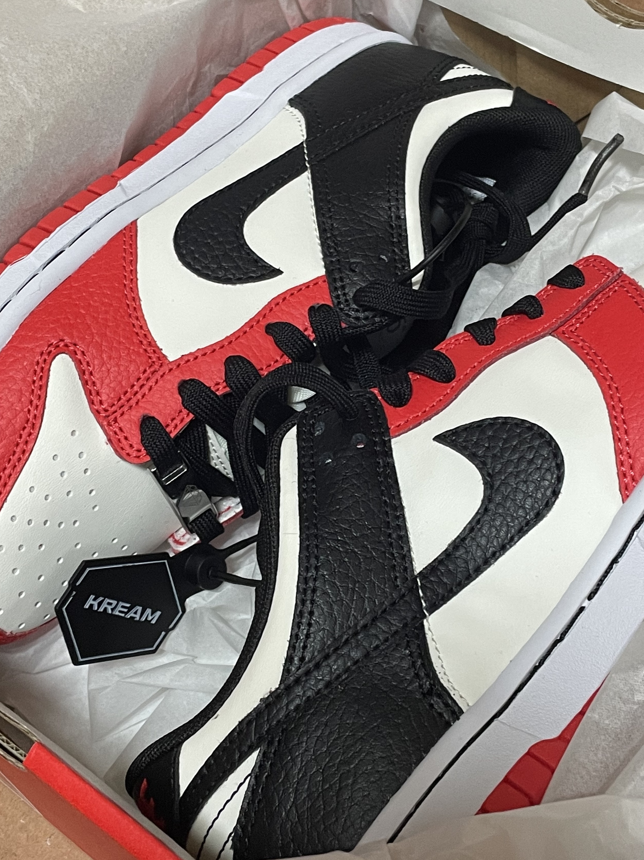 (GS) Nike x NBA Dunk Low Black and Chile Red 착용 스타일 - 2