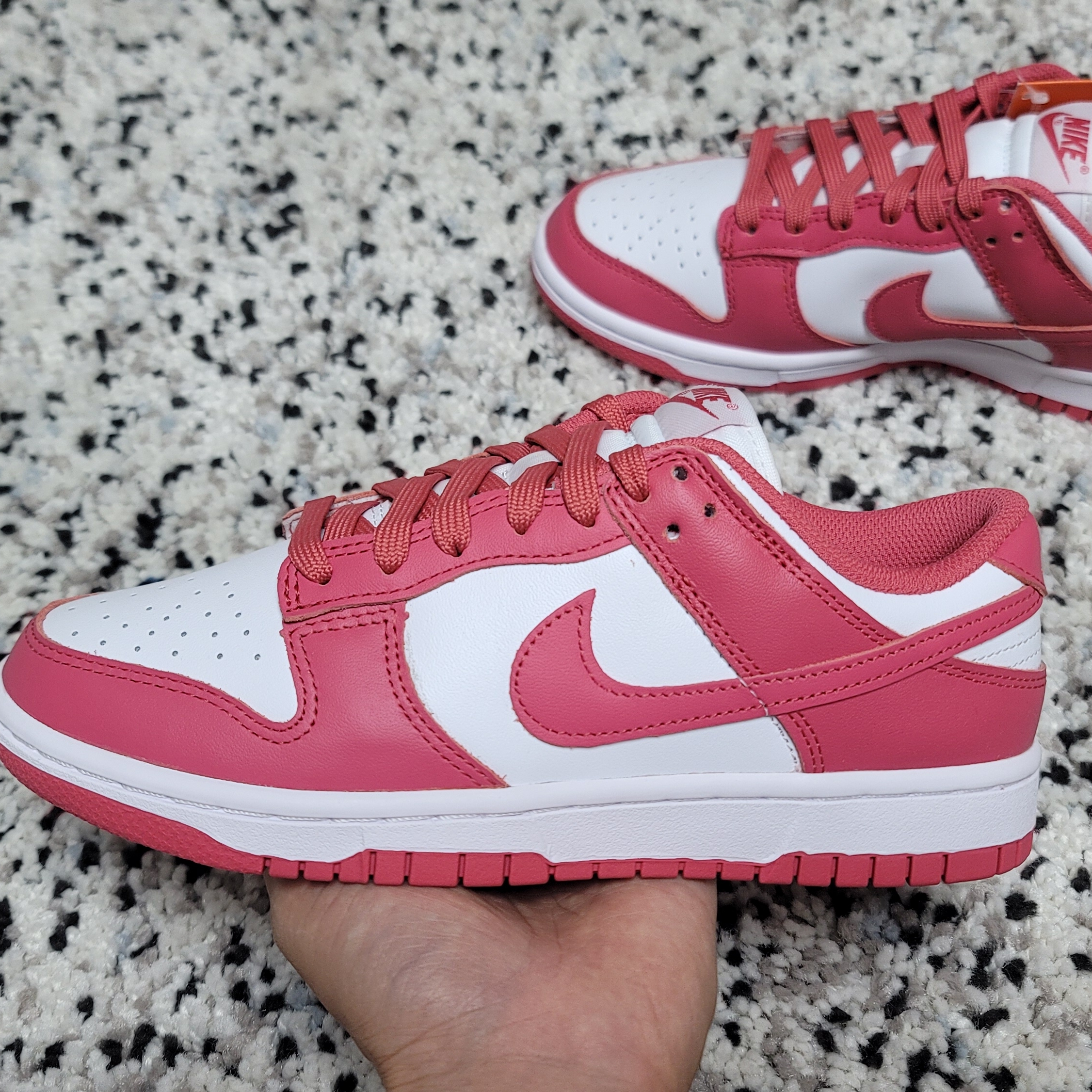 (W) Nike Dunk Low Archeo Pink 착용 스타일 - 1