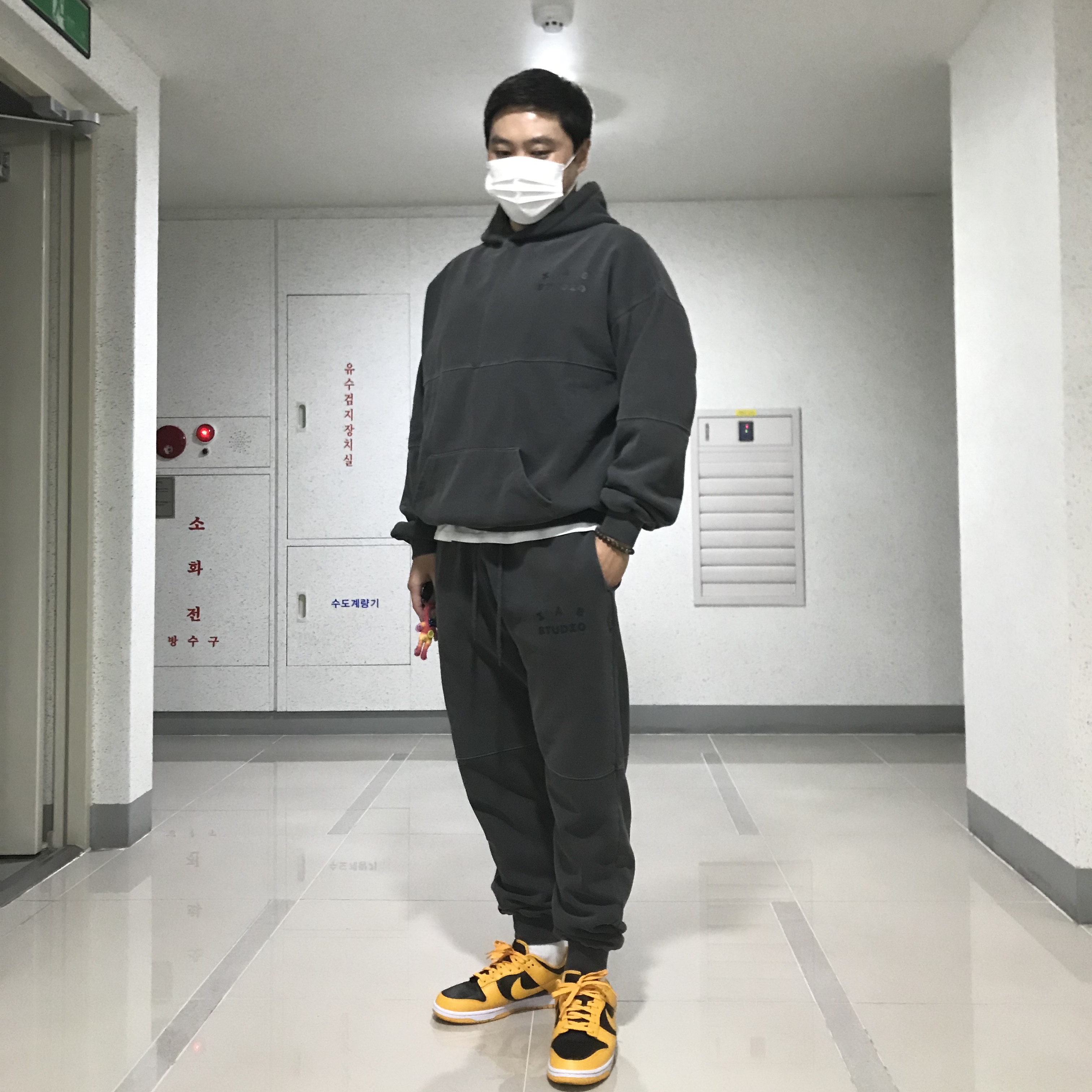 IAB Studio Blocked Pigment Hoodie Black, IAB Studio Blocked Pigment Sweatpants Black 착용 스타일 - 2