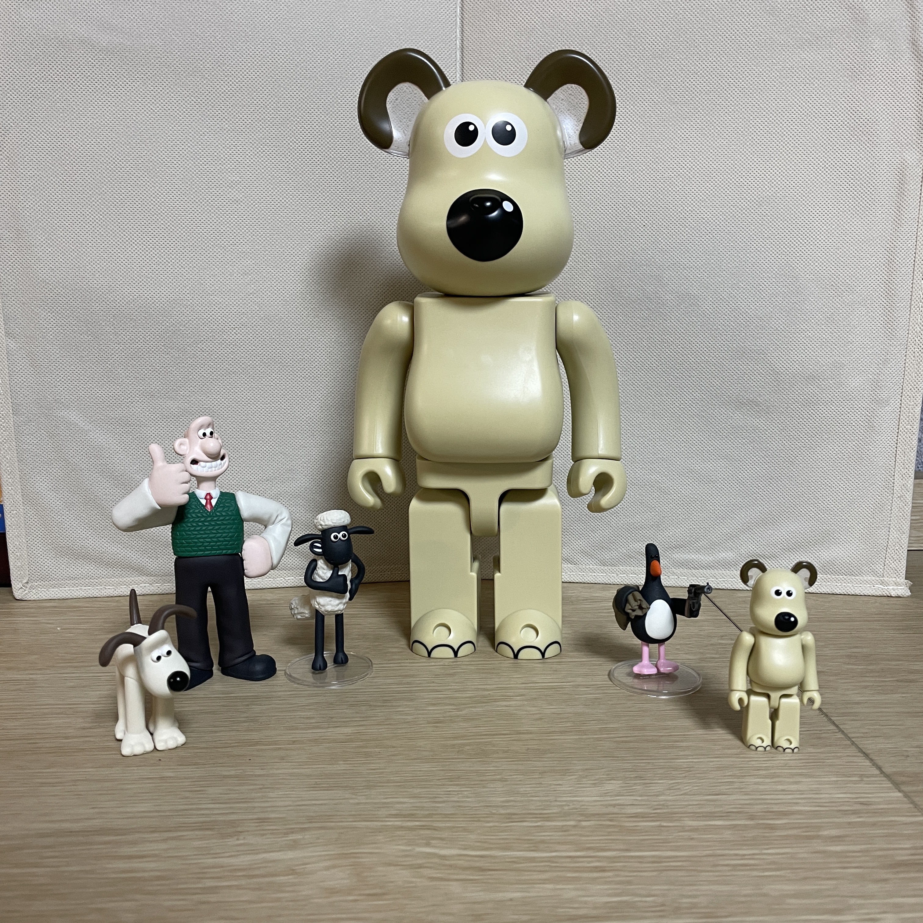 Bearbrick x Kakao Friends Ryan 100%, Bearbrick Wallace & Gromit Gromit 100% & 400% Set 착용 스타일 - 3