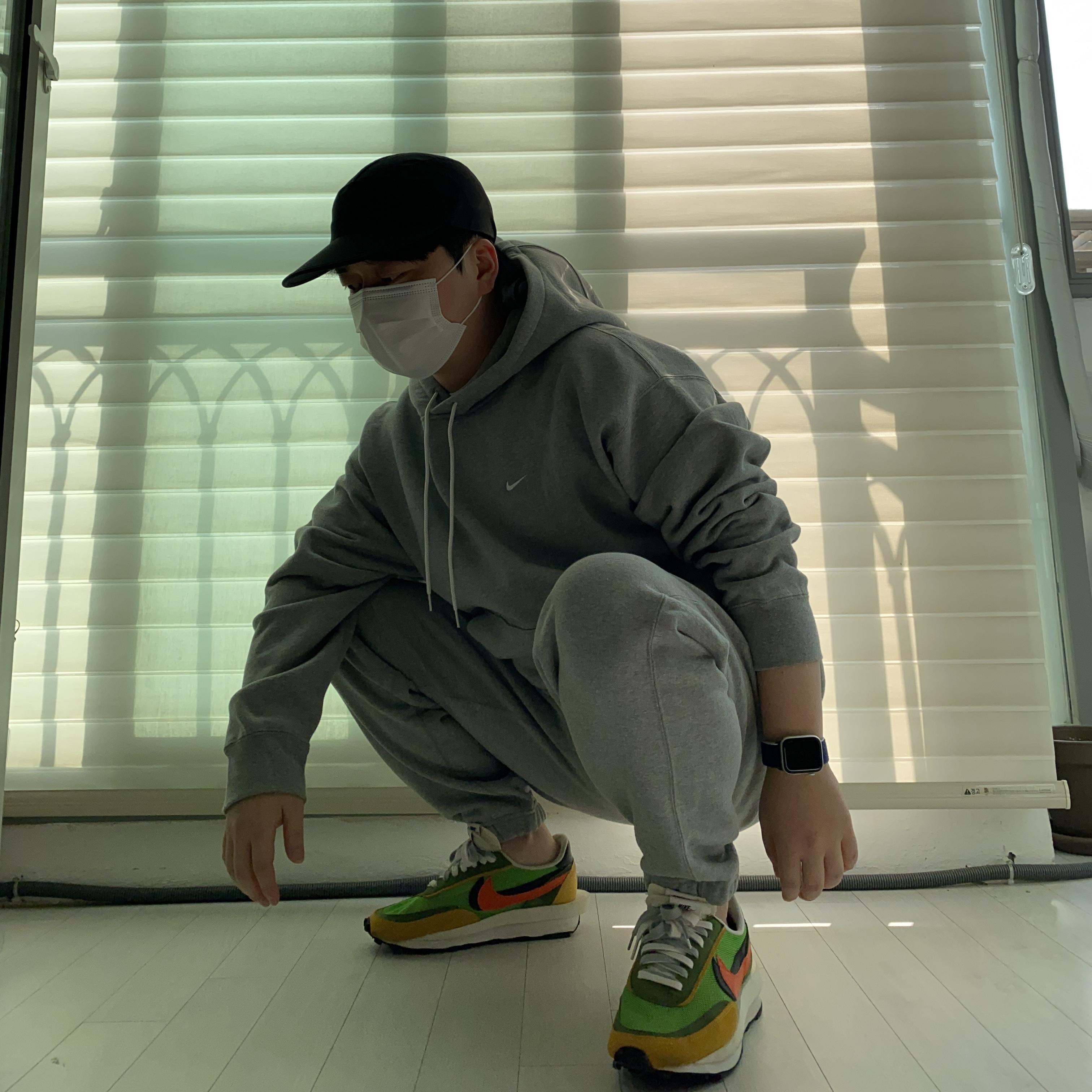 Nike x Sacai LDWaffle Green Multi, Nike NRG Solo Swoosh Fleece Hoodie Dark Grey Heather - US/EU 착용 스타일