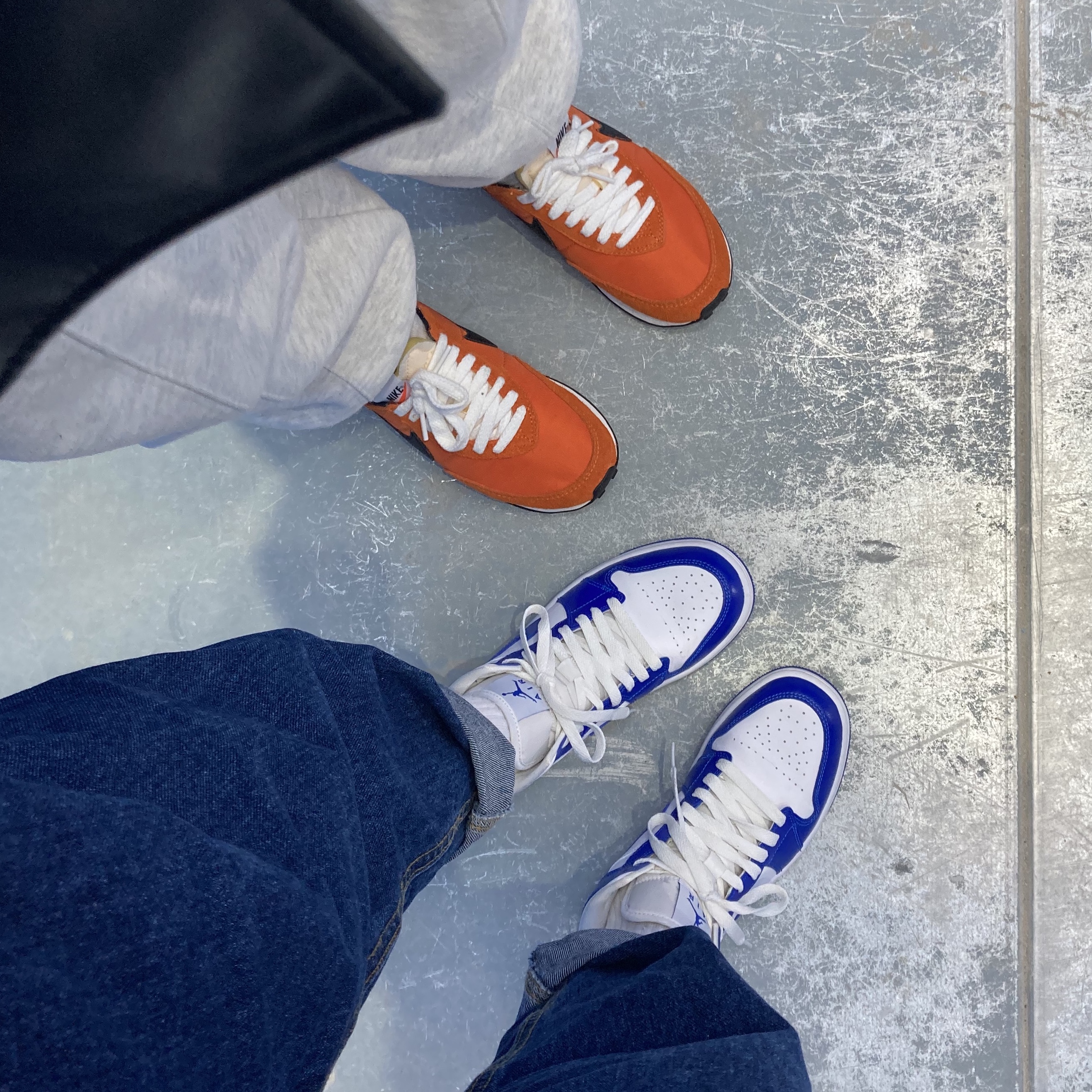 (W) Jordan 1 Mid White Hyper Royal, Nike Waffle Trainer 2 SP Starfish 착용 스타일 - 2