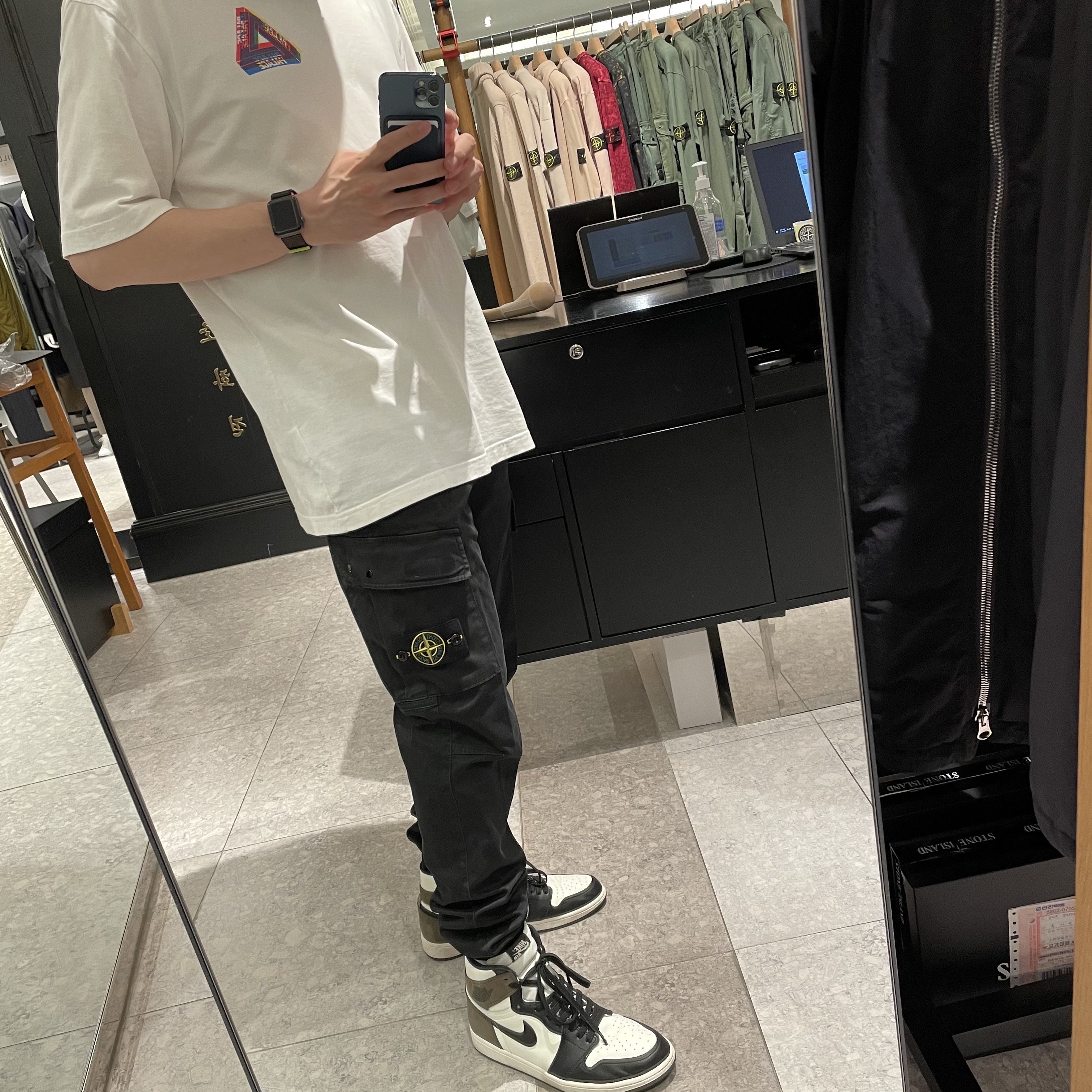 Stone Island 313L1 Old Dye Treatment Cargo Pants Black - 21FW, Palace Tri-Ferg Colour Blur T-Shirt White - 20FW 착용 스타일