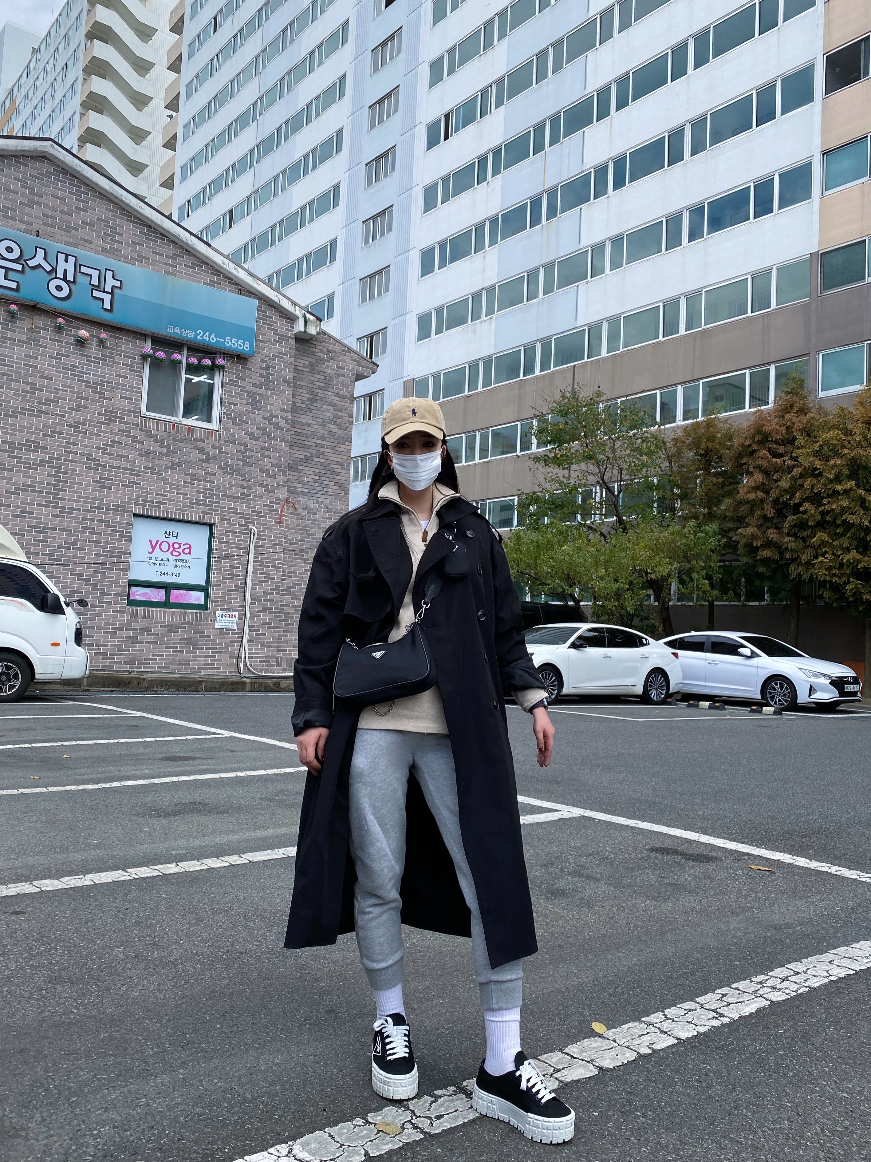 (W) Prada Cotton Canvas Sneakers Black Ivory, (W) Prada Wheel Patent Leather Sneakers With Vulcanized Rubber Sole White 착용 스타일
