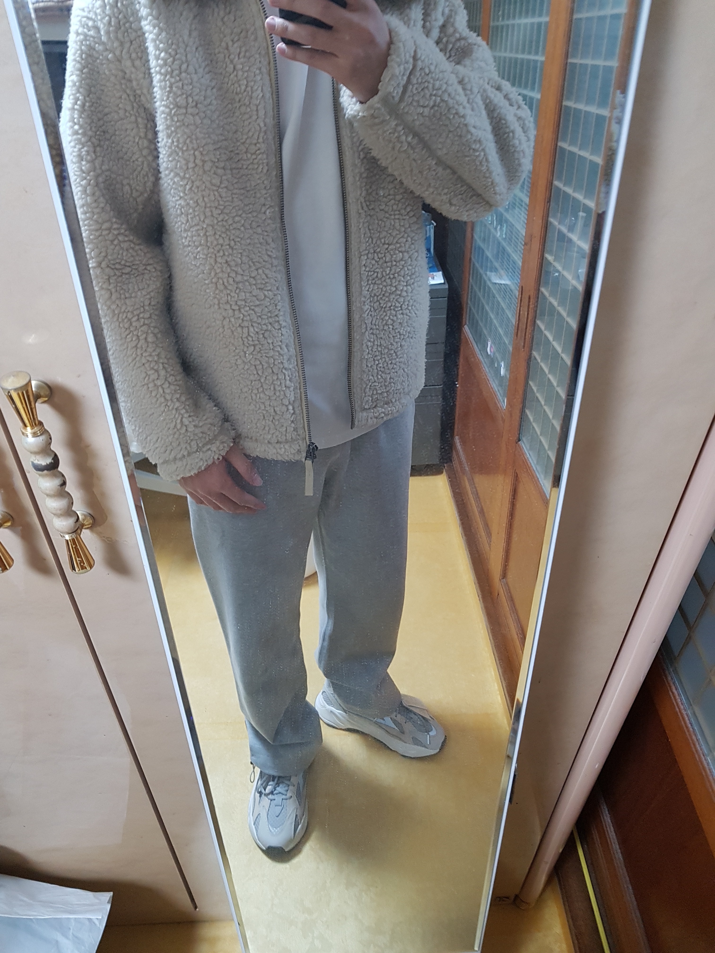 Adidas Yeezy Boost 700 V2 Cream 착용 스타일