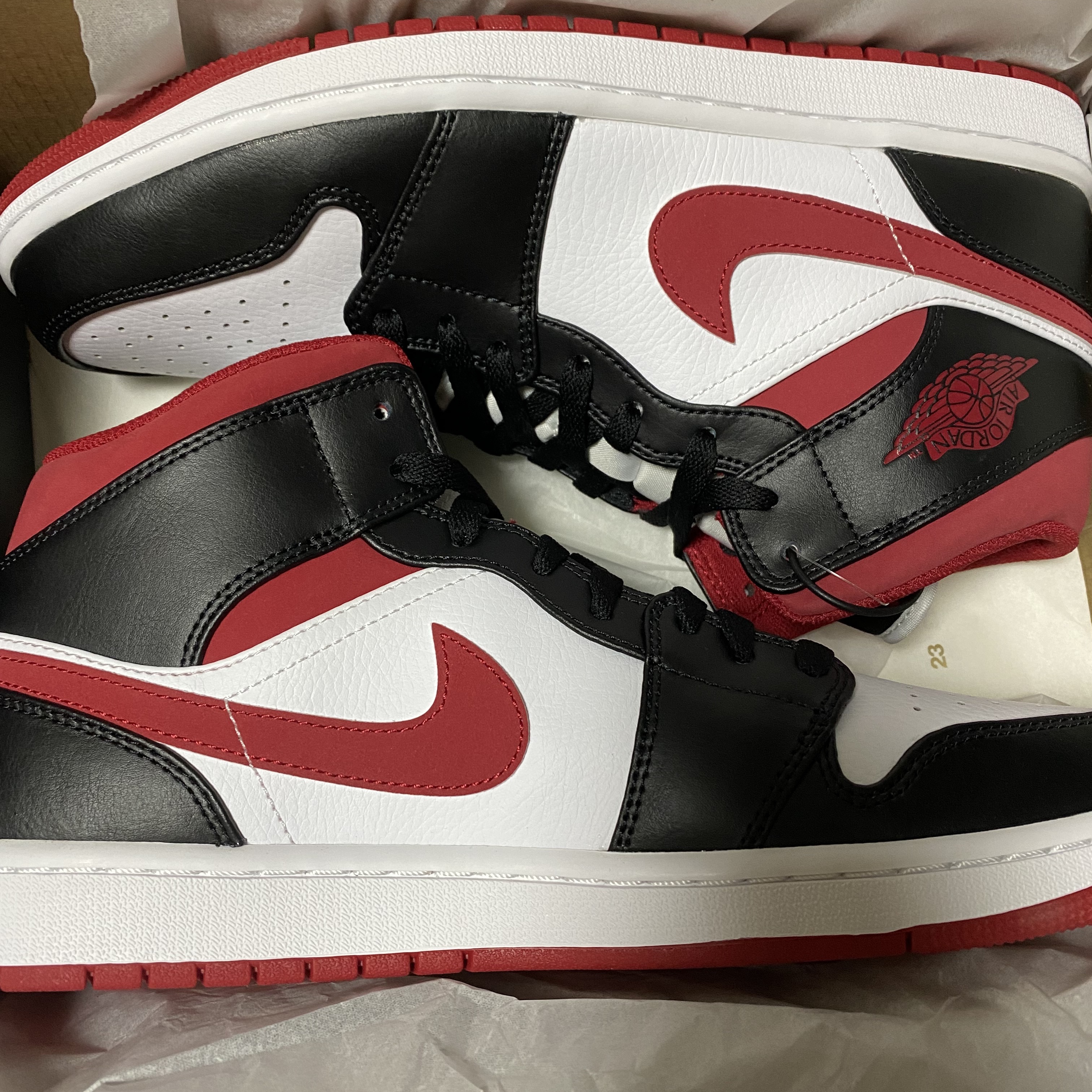Jordan 1 Mid Gym Red Black White 착용 스타일 - 2