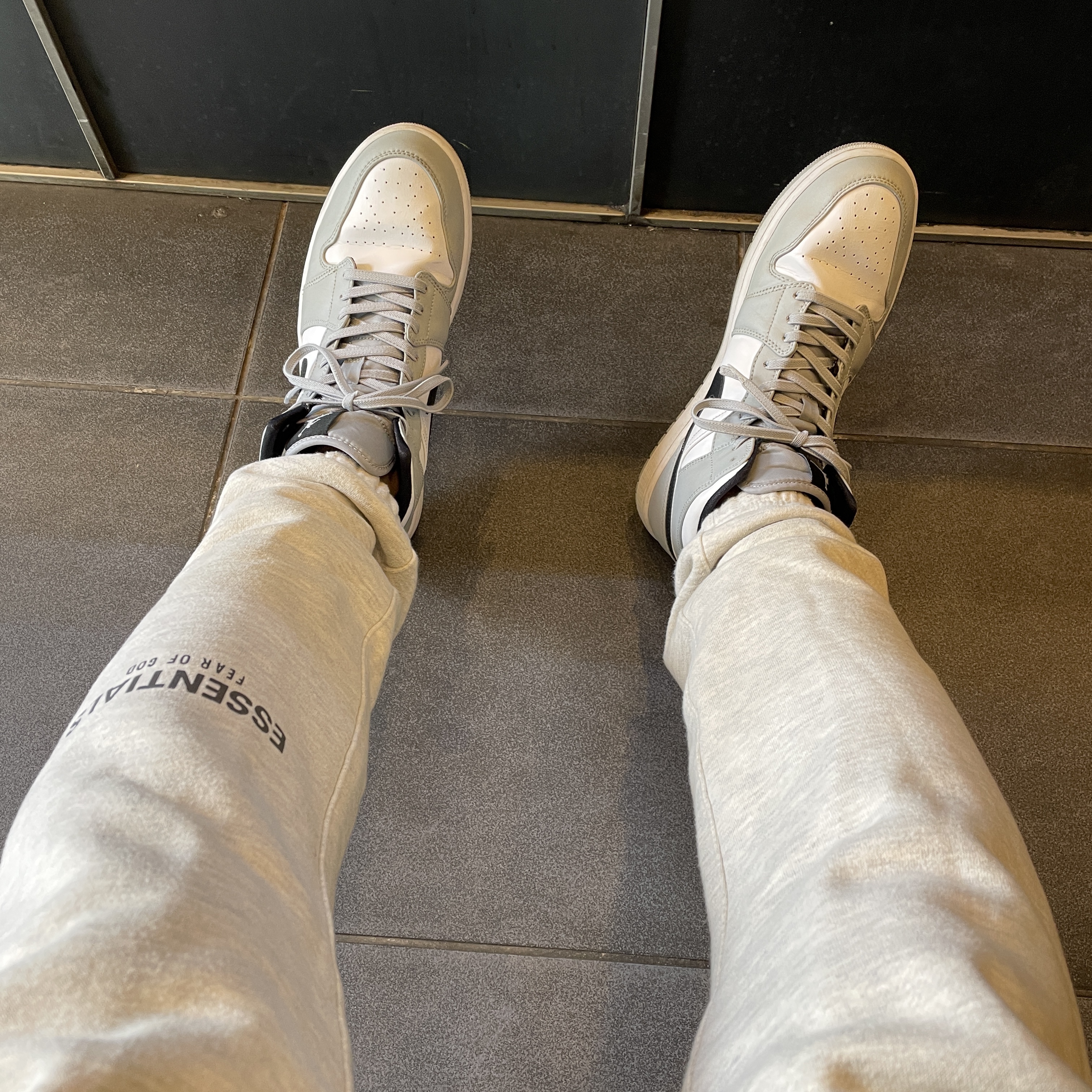 Jordan 1 Mid Light Smoke Grey 착용 스타일