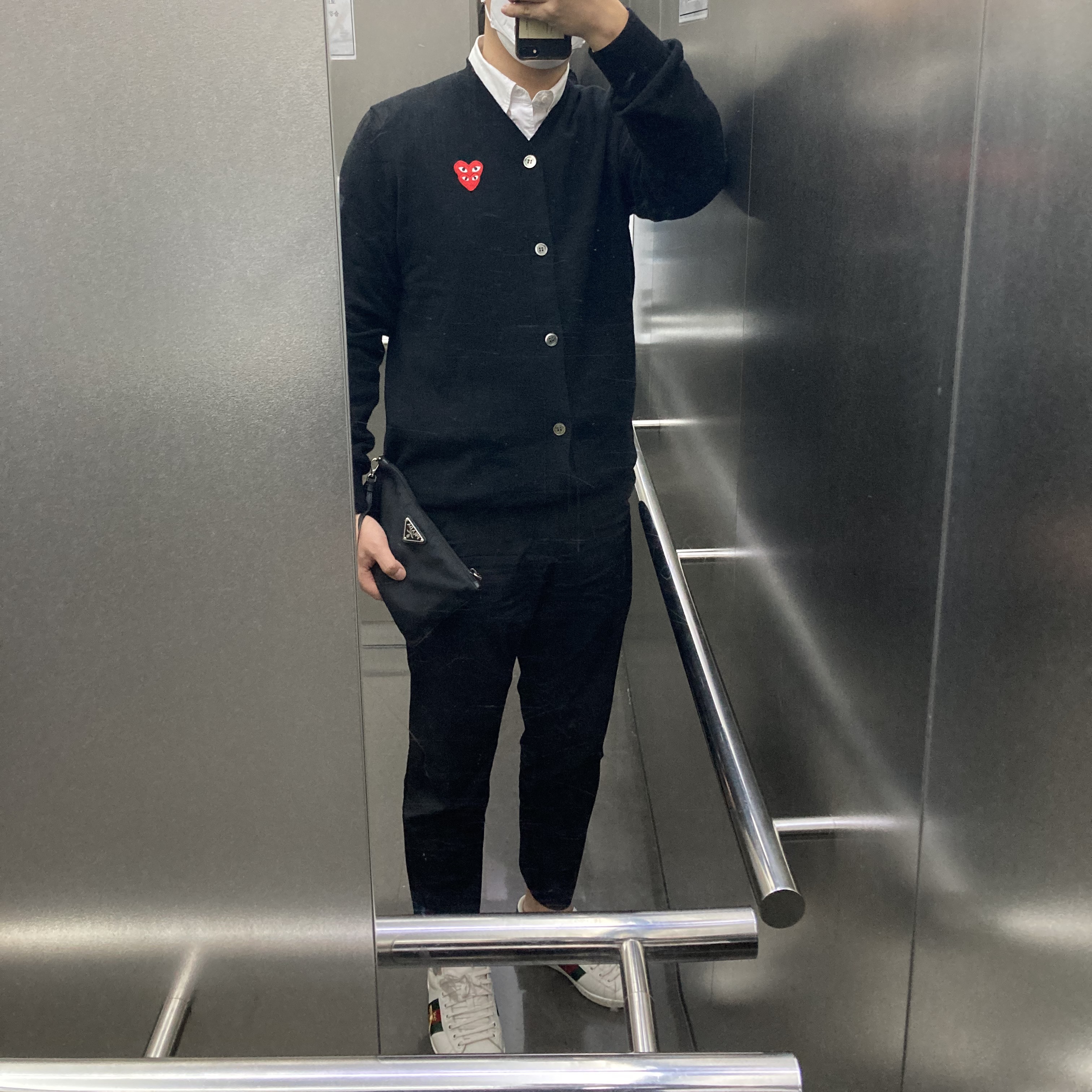 Play Comme des Garcons Knit Red Heart Cardigan Black 착용 스타일 - 1