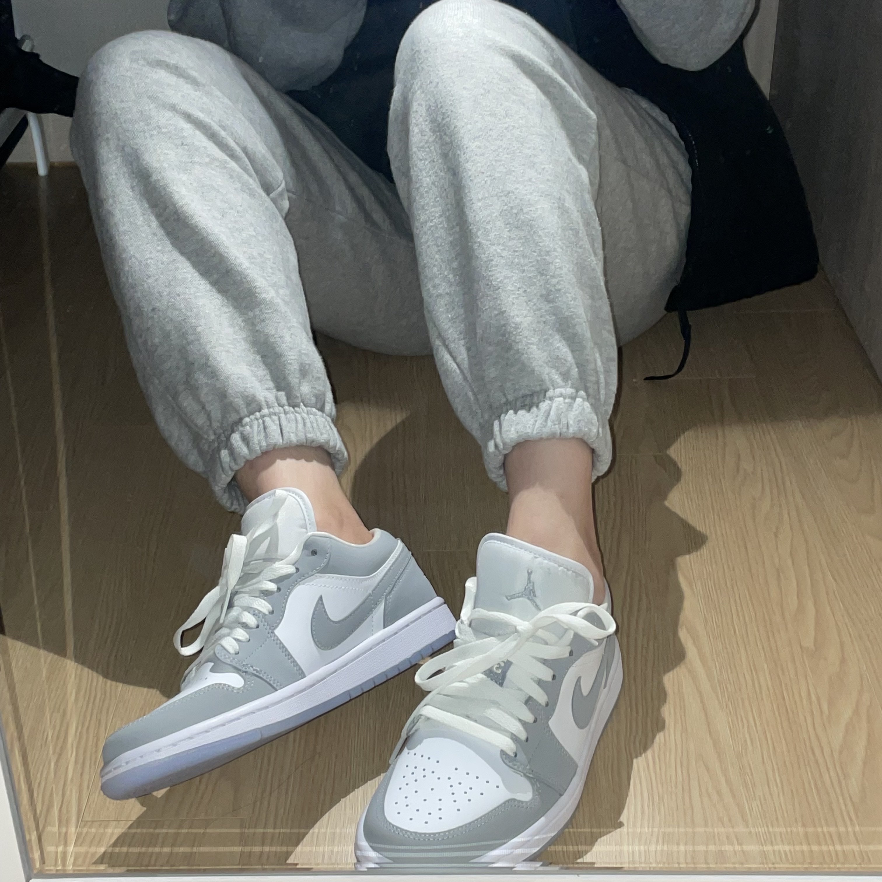 (W) Jordan 1 Low White Wolf Grey 착용 스타일 - 1