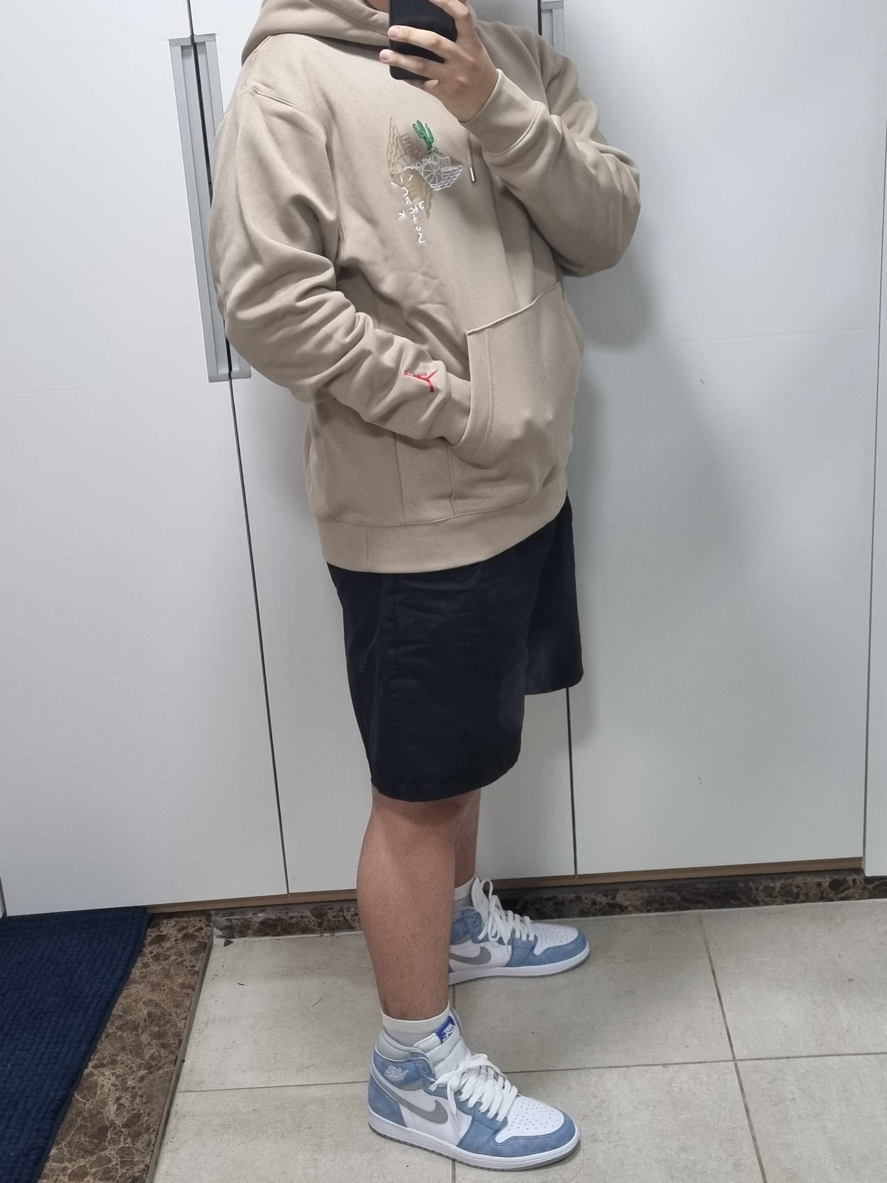 Jordan 1 Retro High OG Hyper Royal, Jordan x Travis Scott Pullover Hoodie - Asia 착용 스타일