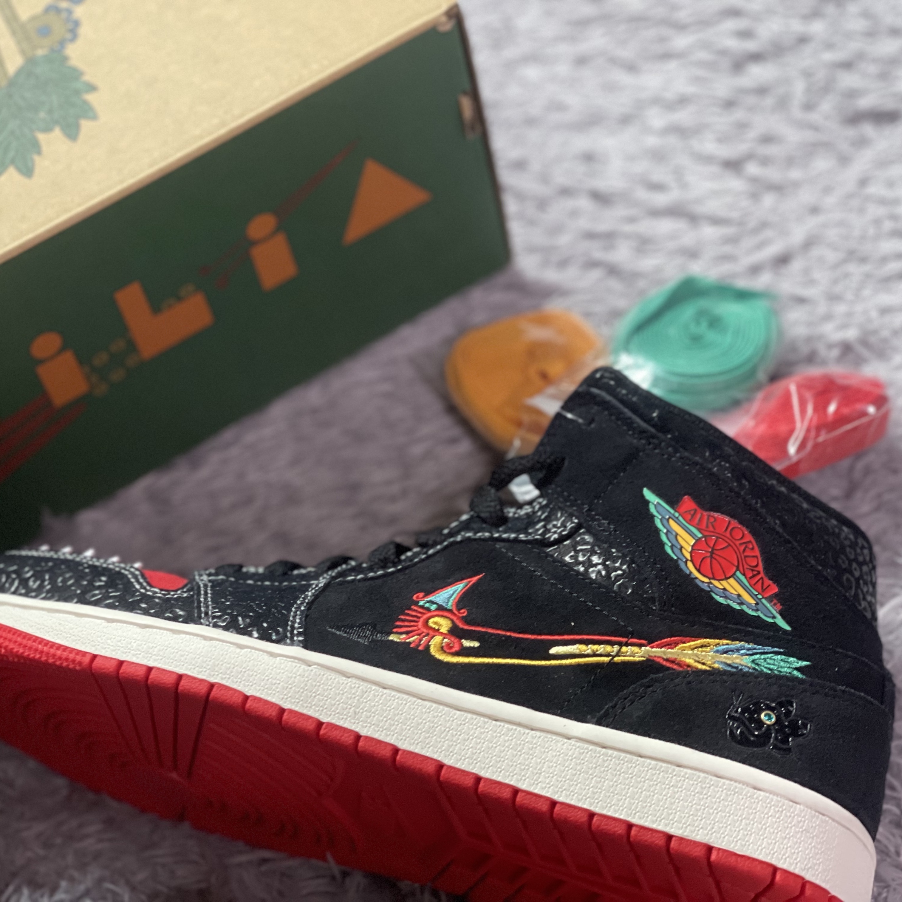 Jordan 1 Mid SE Siempre Familia 착용 스타일 - 3