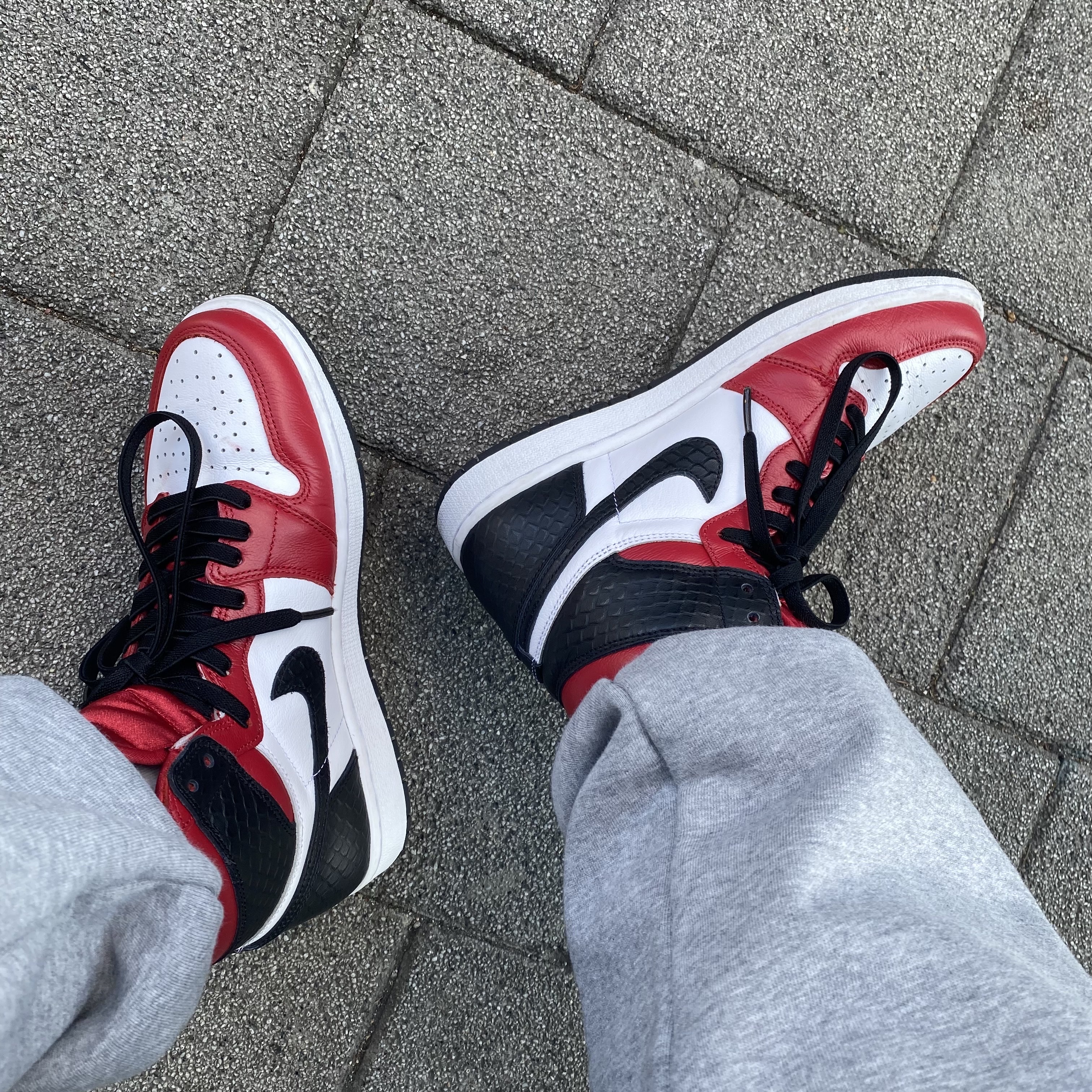 (W) Jordan 1 Retro High Satin Red 착용 스타일 - 1