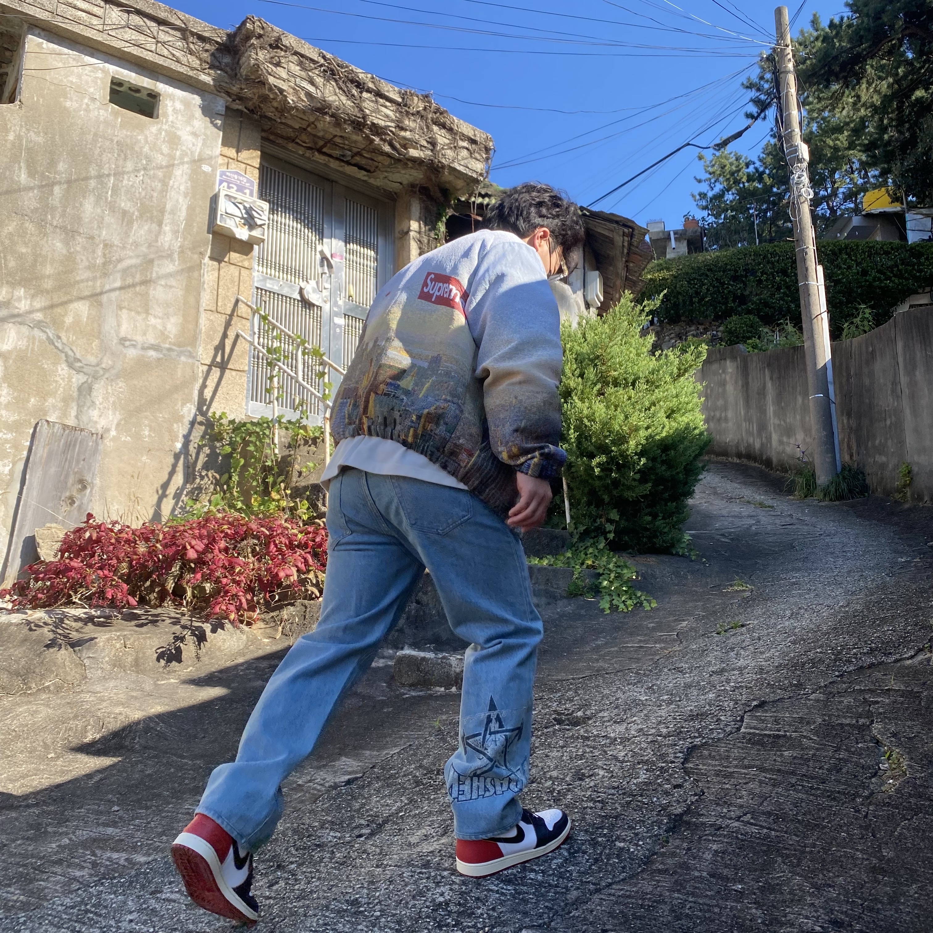 Supreme Aerial Tapestry Harrington Jacket - 20FW, Supreme x Thrasher Regular Jean Washed Blue - 21FW 착용 스타일