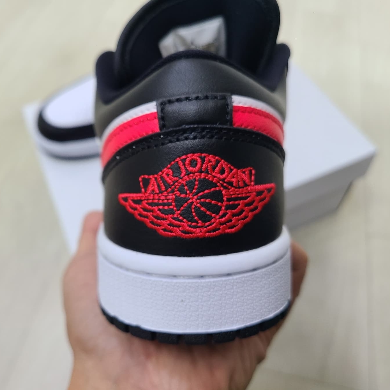 (W) Jordan 1 Low Black Siren Red 착용 스타일 - 3