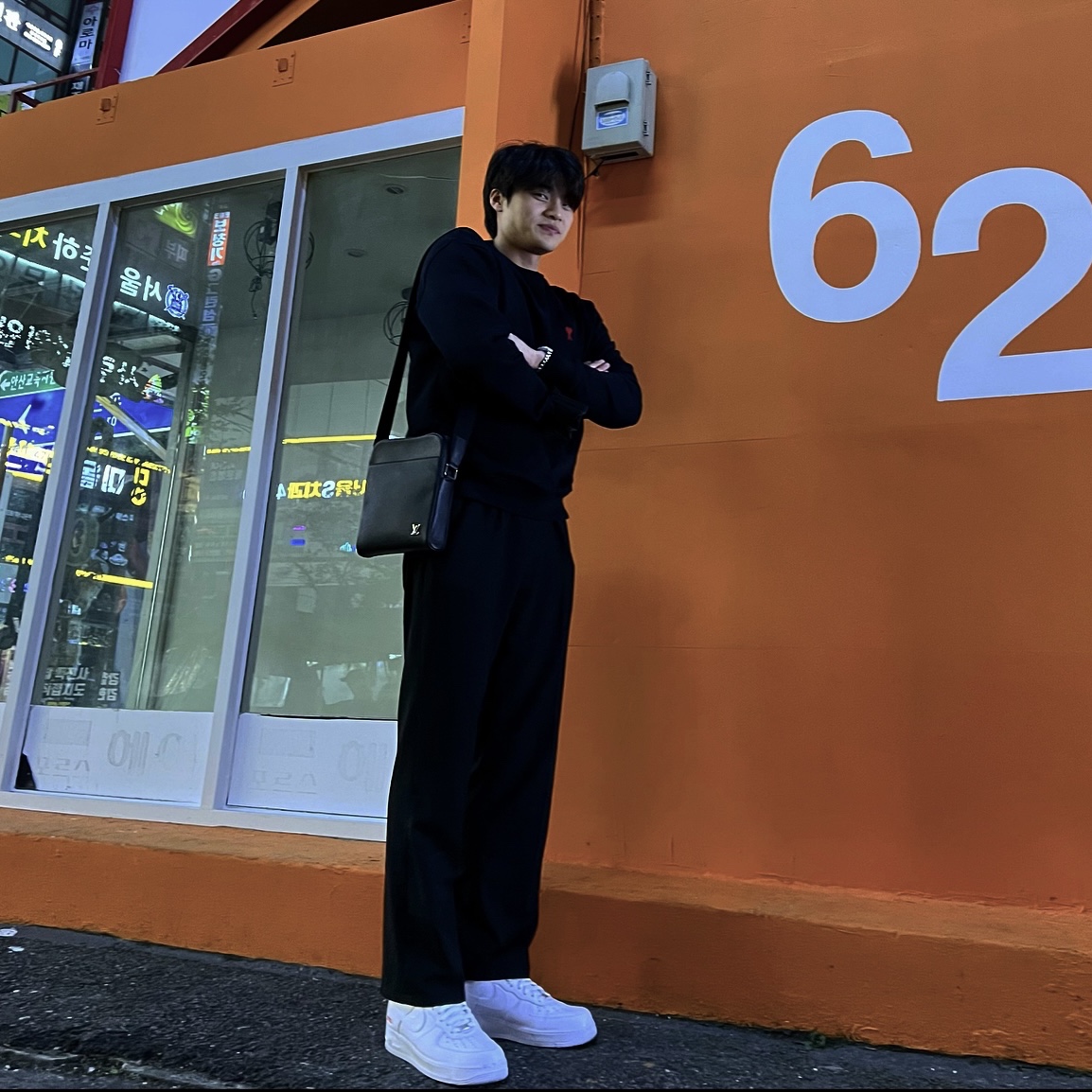 Nike x Supreme Air Force 1 Low White, AMI de Coeur Sweatshirt Black 착용 스타일 - 1