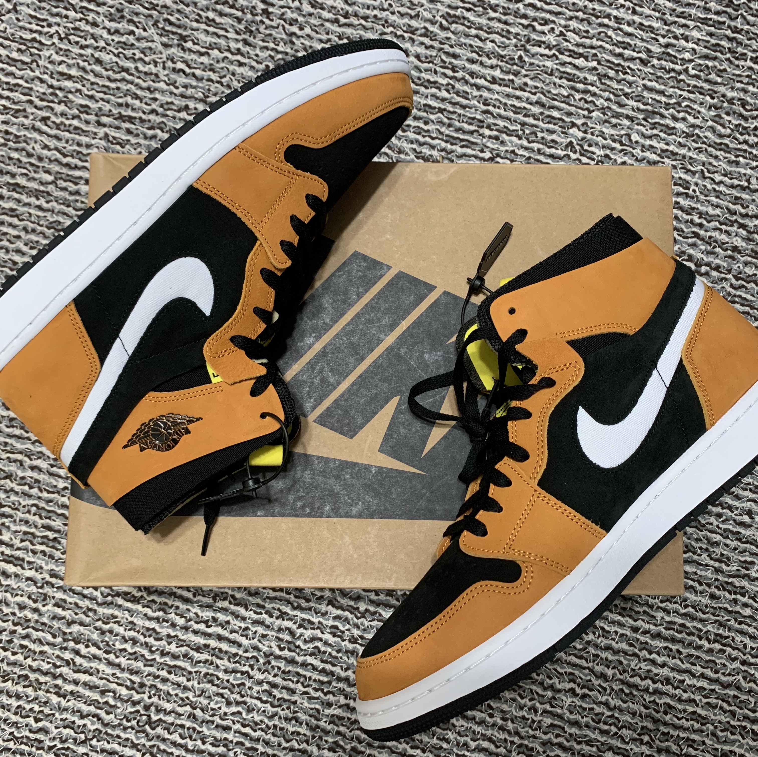 Jordan 1 Zoom Air CMFT Monarch Orange 착용 스타일 - 2