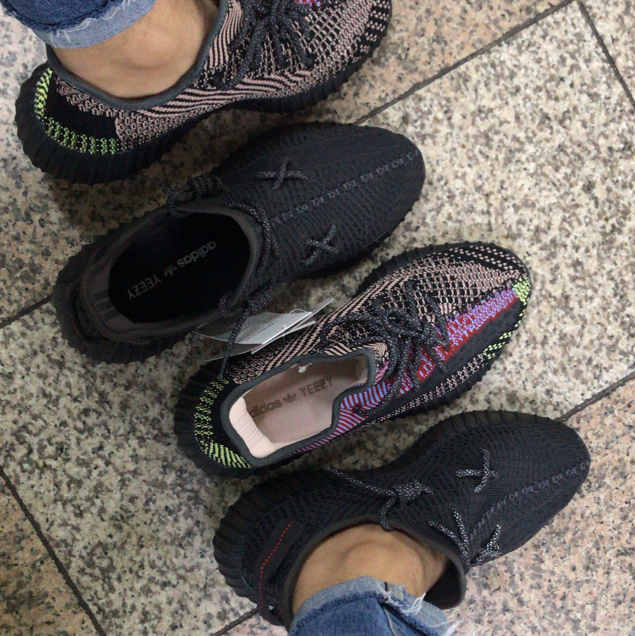 Adidas Yeezy Boost 350 V2 Black - Non-Reflective, Adidas Yeezy Boost 350 V2 Yecheil - Non-Reflective 착용 스타일 - 2