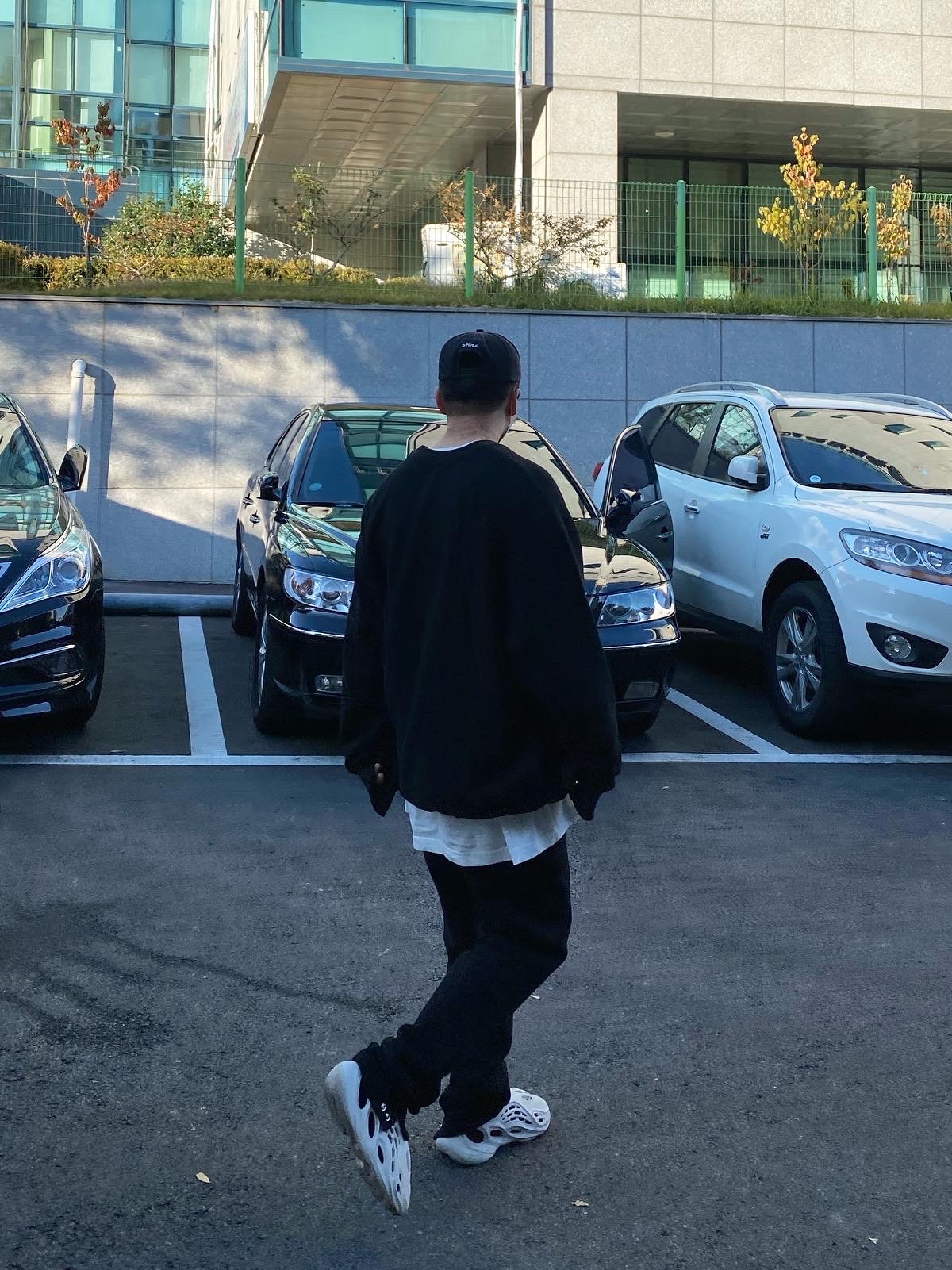 Adidas Yeezy Foam RNNR Ararat 착용 스타일 - 2