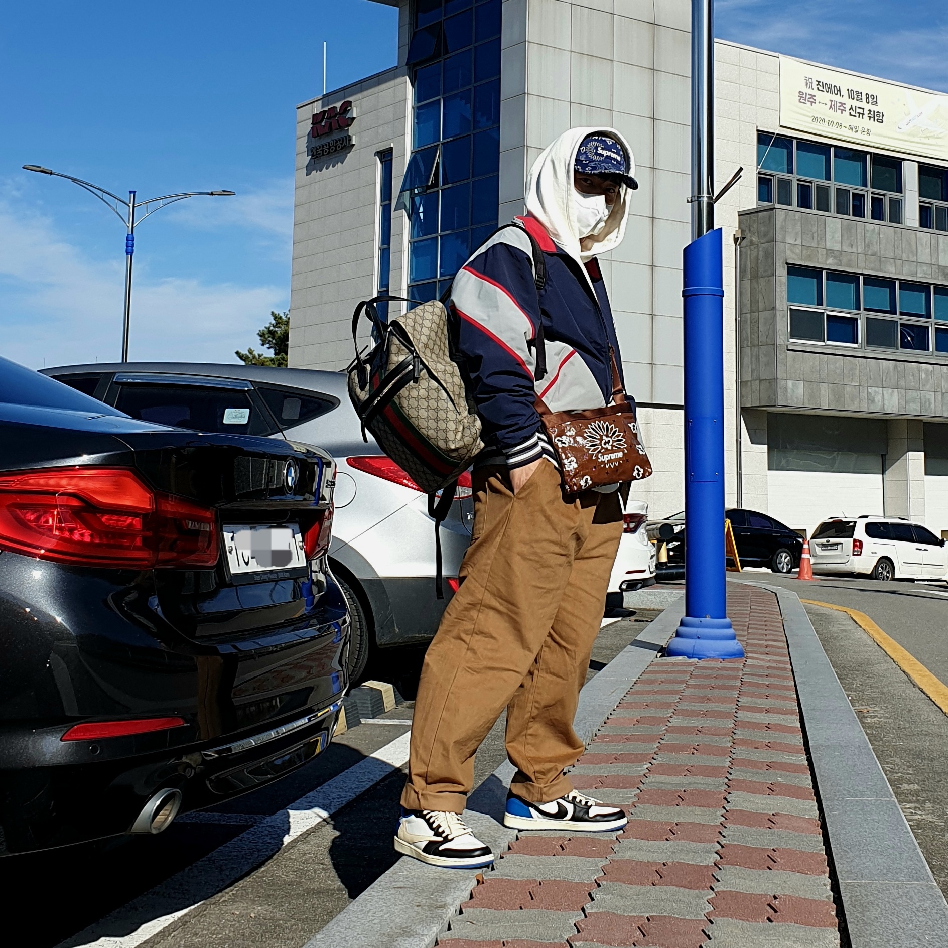 Supreme Bandana Camp Cap Navy - 21SS, Supreme Bandana Tarp Side Bag Brown - 21SS 착용 스타일