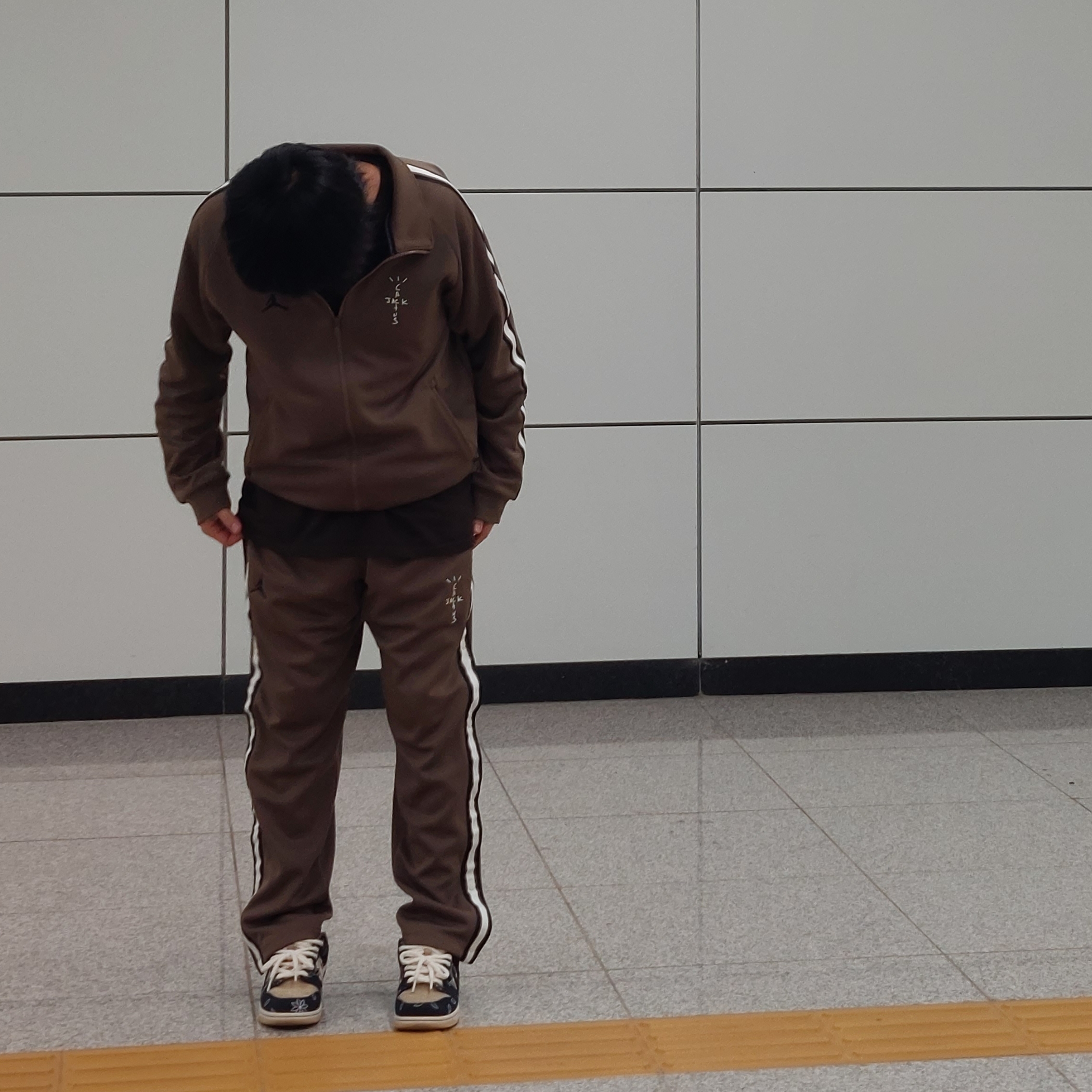Jordan x Travis Scott MJ Track Jacket, Jordan x Travis Scott MJ Track Pants 착용 스타일 - 2