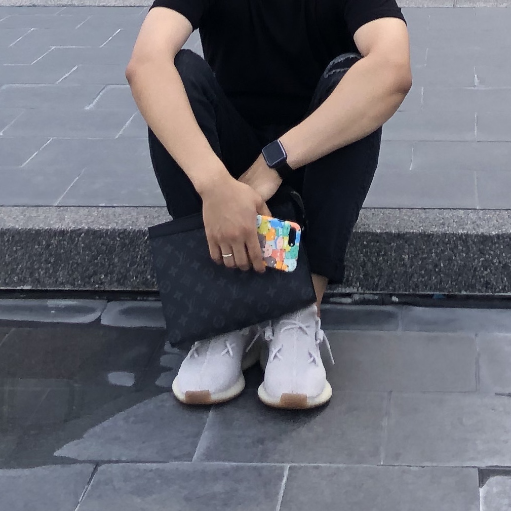Adidas Yeezy Boost 350 V2 Sesame 2018, Louis Vuitton Pochette Voyage MM Monogram Eclipse 착용 스타일 - 3