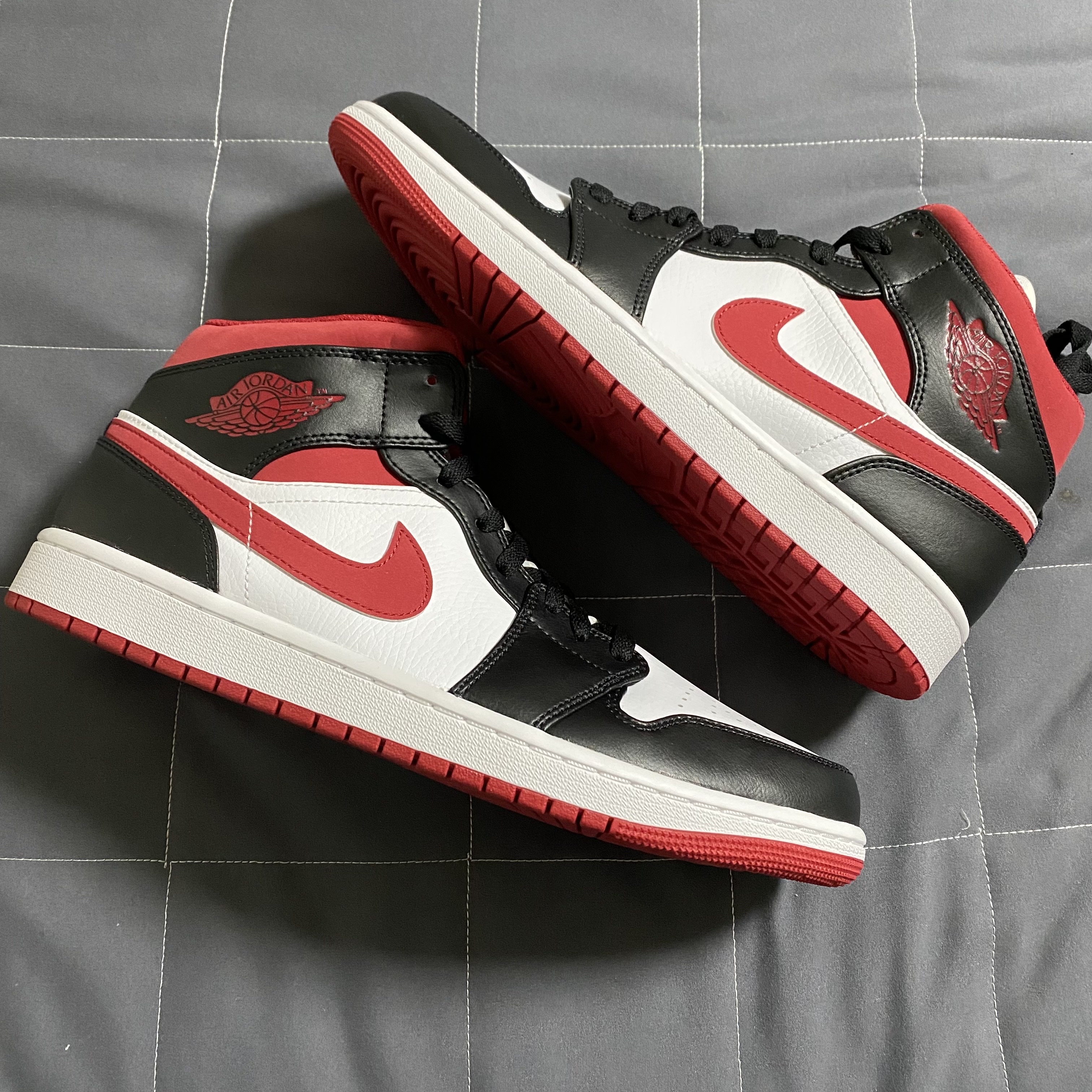 Jordan 1 Mid Gym Red Black White 착용 스타일 - 1