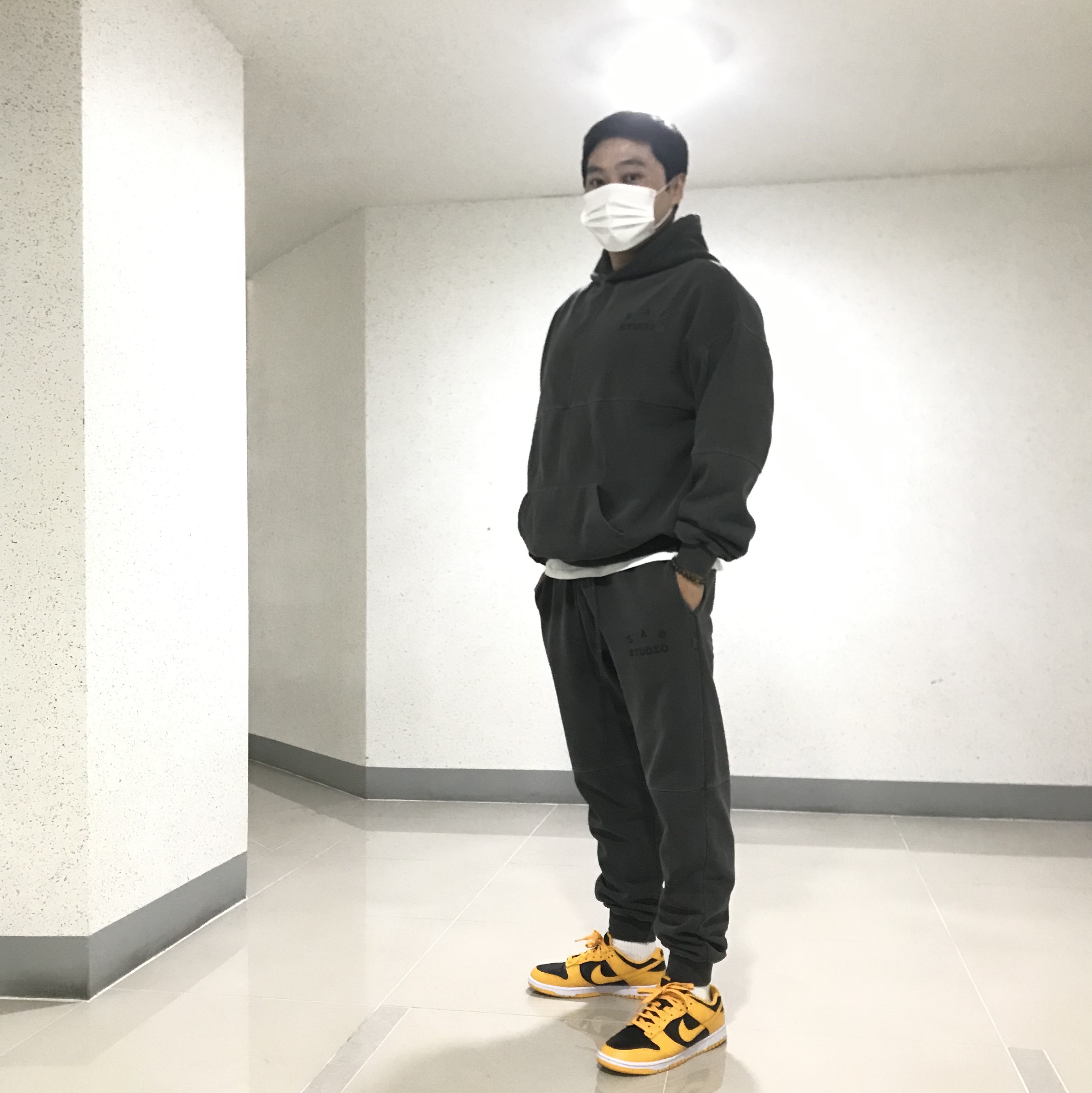IAB Studio Blocked Pigment Hoodie Black, IAB Studio Blocked Pigment Sweatpants Black 착용 스타일 - 4