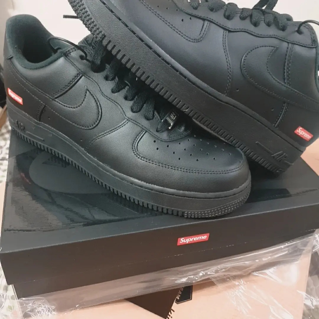 Nike x Supreme Air Force 1 Low Black 착용 스타일 - 1
