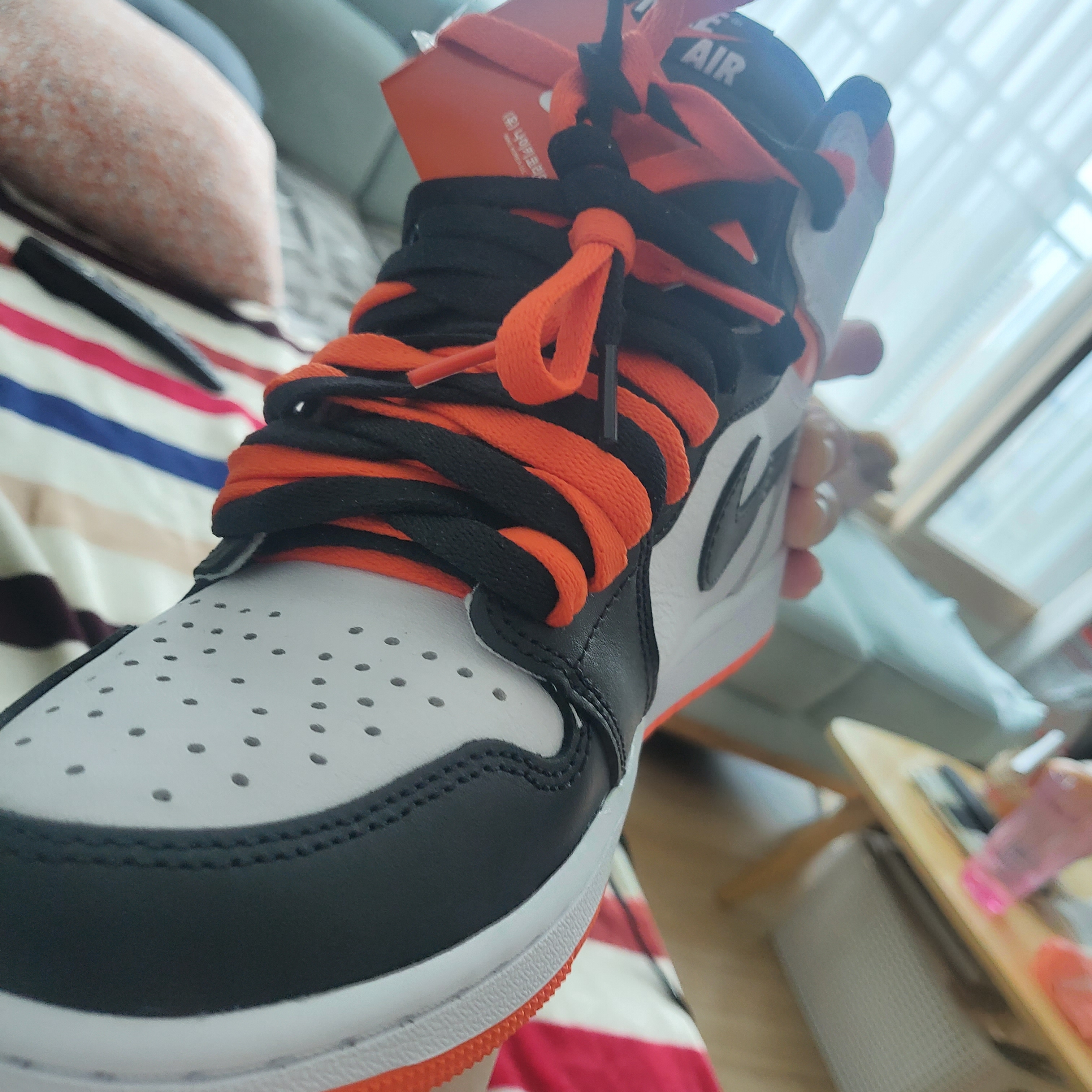 Jordan 1 Retro High OG Electro Orange 착용 스타일