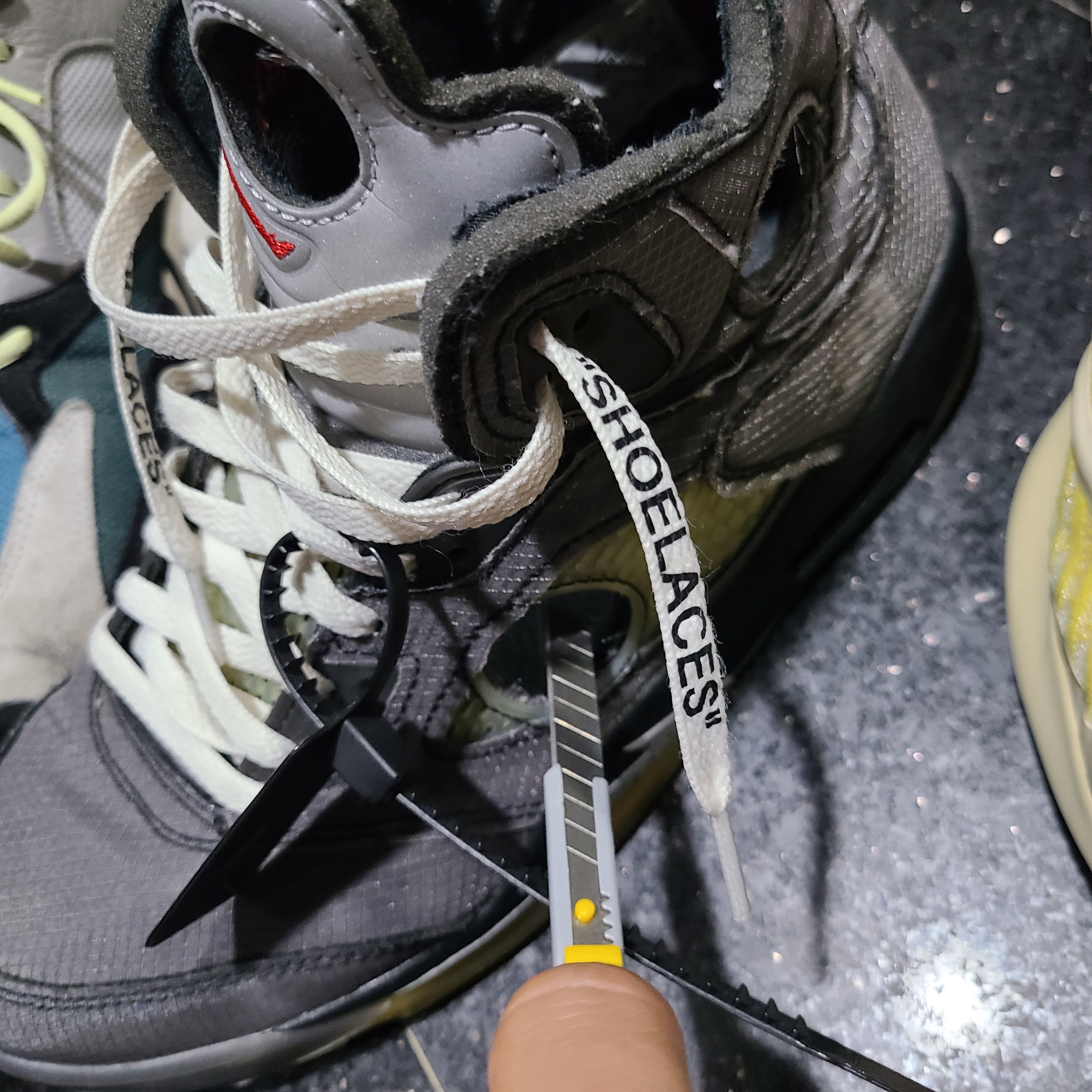 Jordan 5 x Off-White Retro SP Black Muslin 착용 스타일 - 2