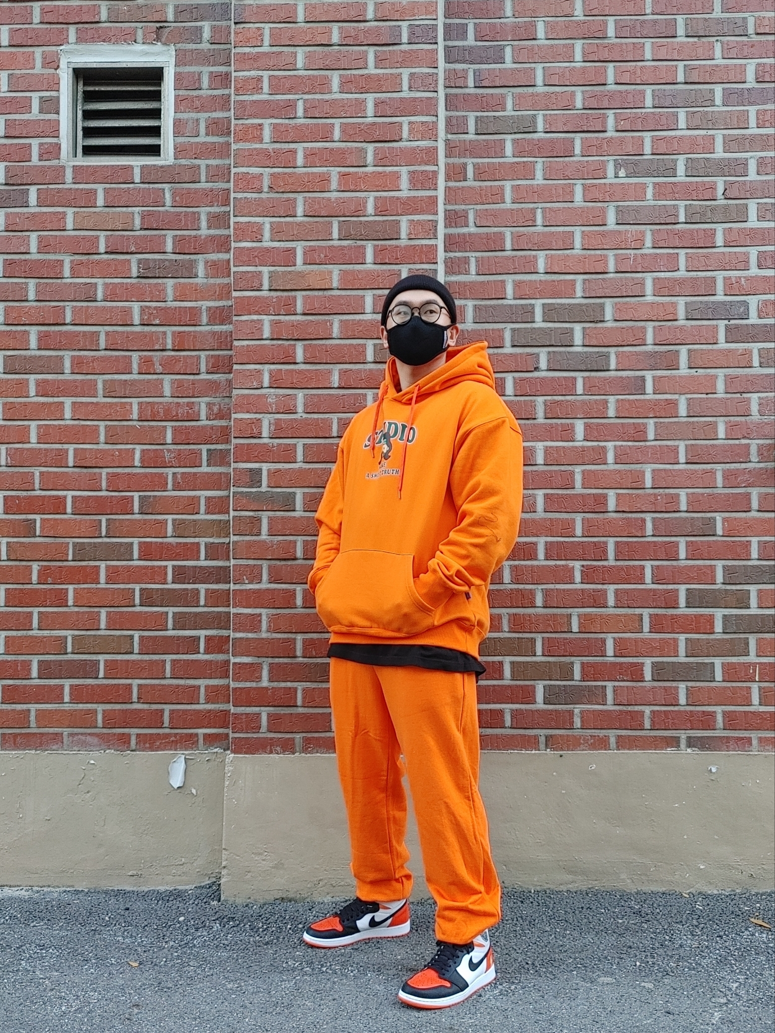 Jordan 1 Retro High OG Electro Orange 착용 스타일
