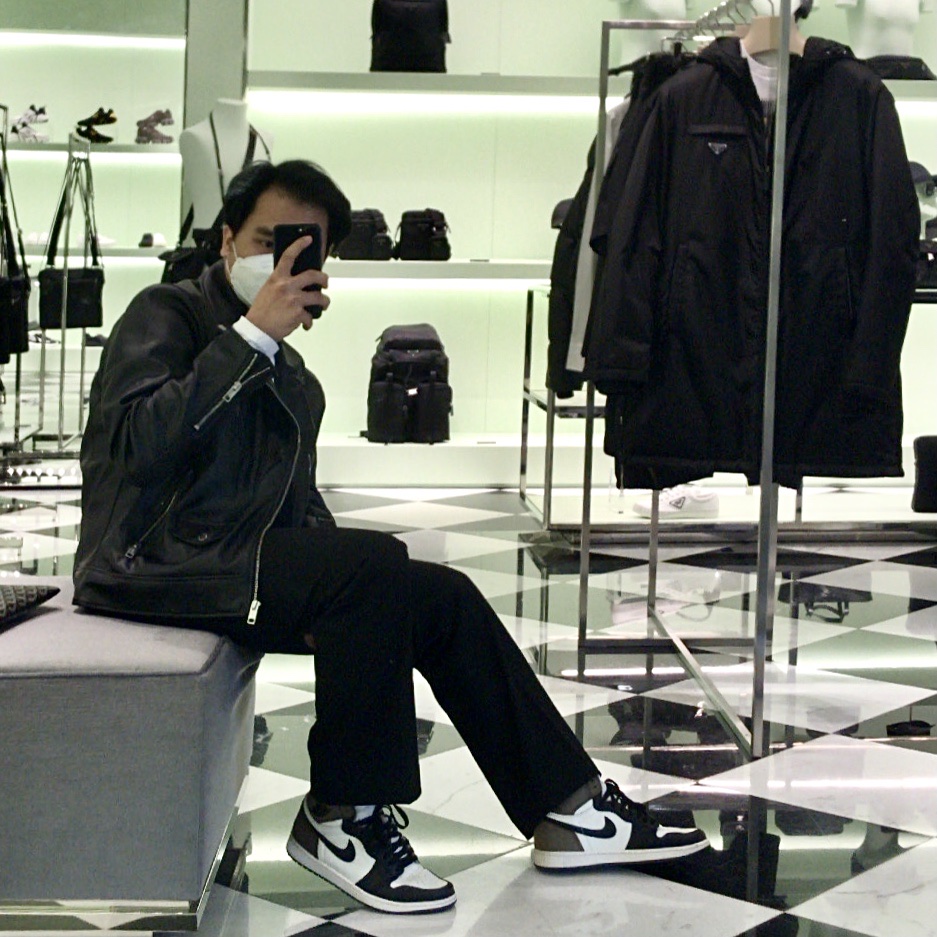 Jordan 1 Retro High OG Black Mocha, Essentials 3D Silicon Applique Boxy Long Sleeve T-Shirt White - 20SS 착용 스타일 - 1