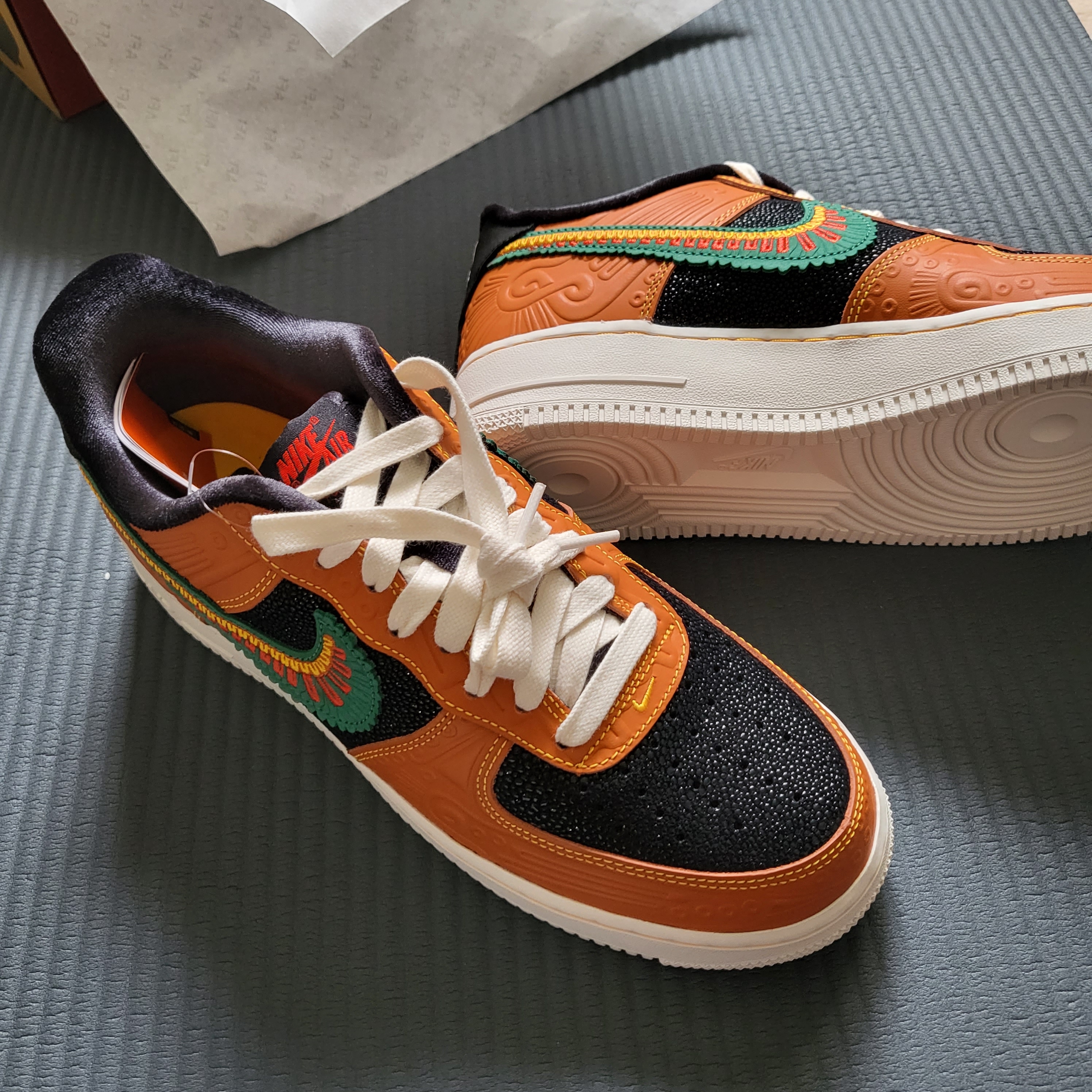 Nike Air Force 1 '07 LX Siempre Familia 착용 스타일 - 2