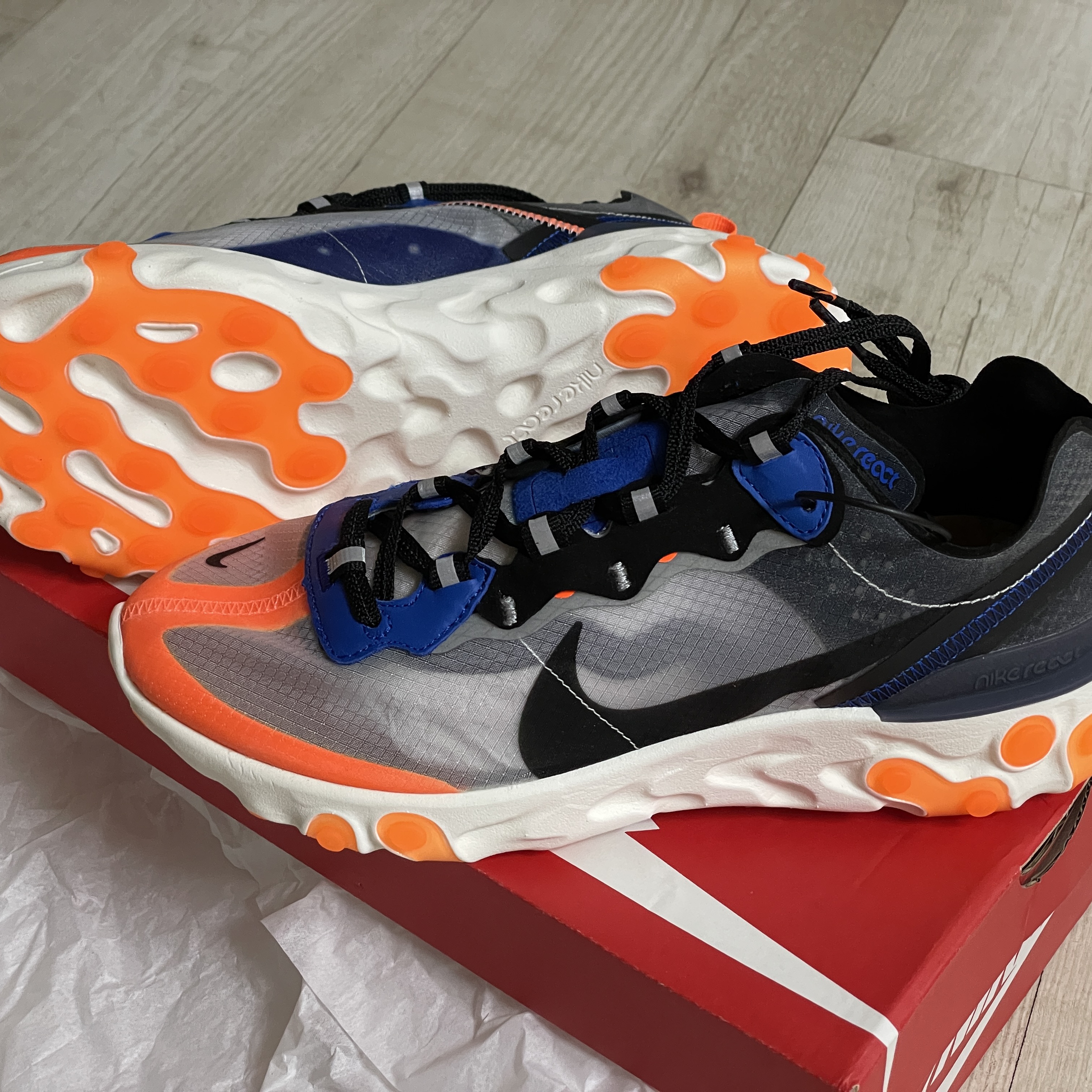 Nike React Element 87 Thunder Blue/Total Orange 착용 스타일 - 1