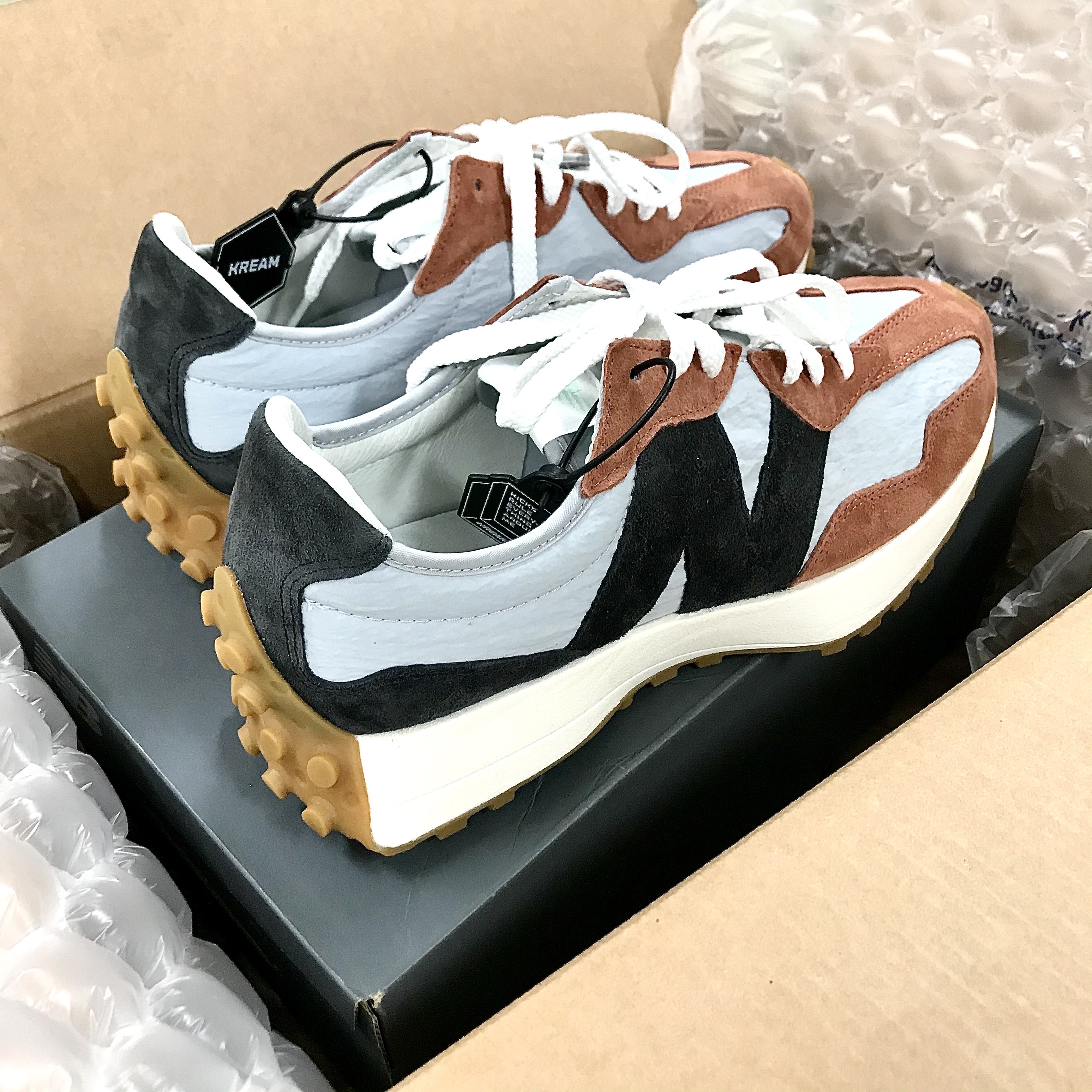 New Balance 327 Brown Grey 착용 스타일 - 1