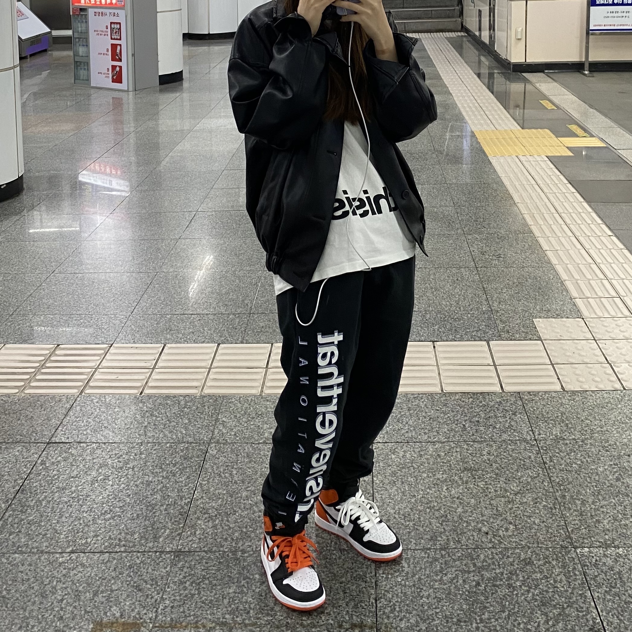 Jordan 1 Retro High OG Electro Orange 착용 스타일 - 2