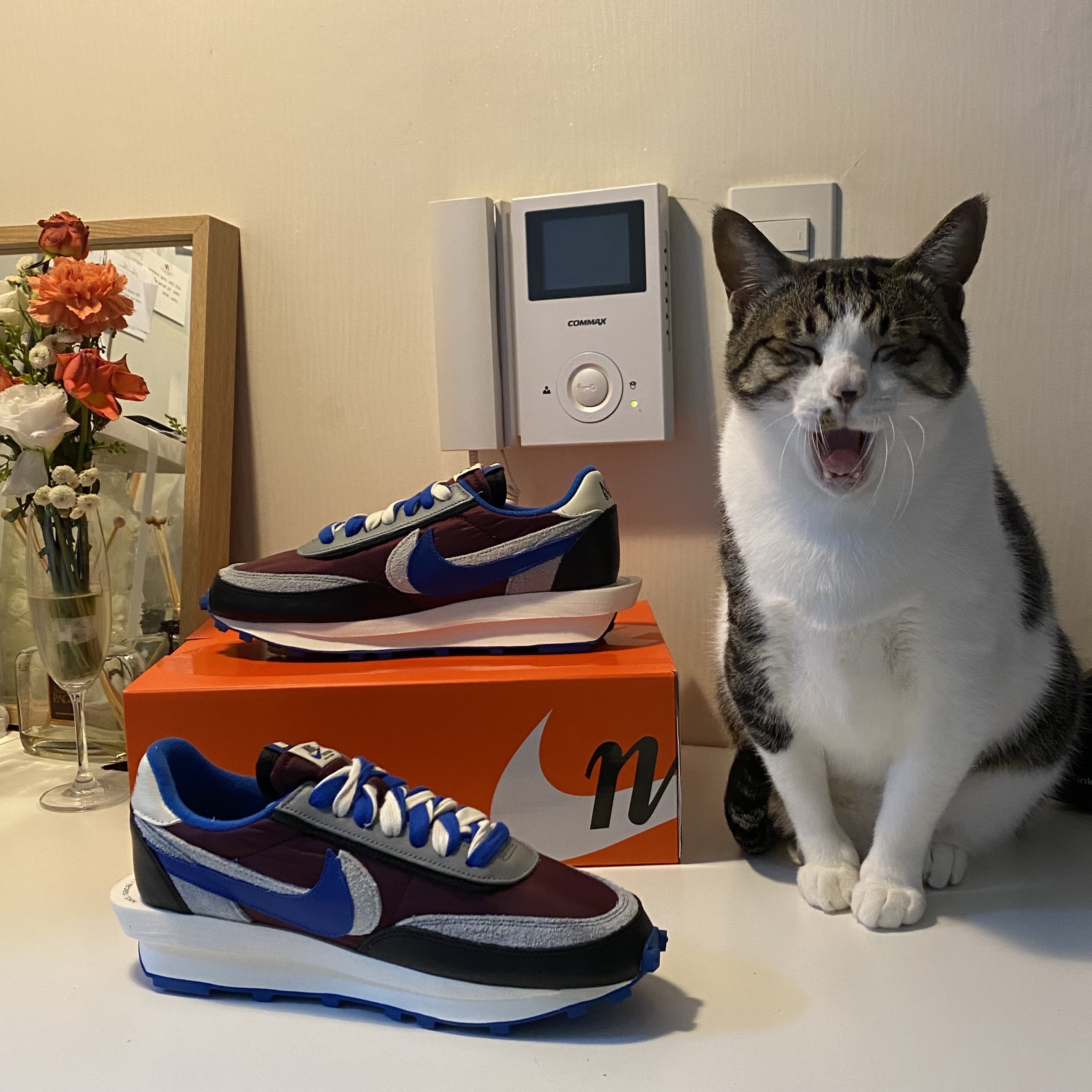 Nike x Sacai x Undercover LDWaffle Night Maroon Team Royal 착용 스타일 - 2
