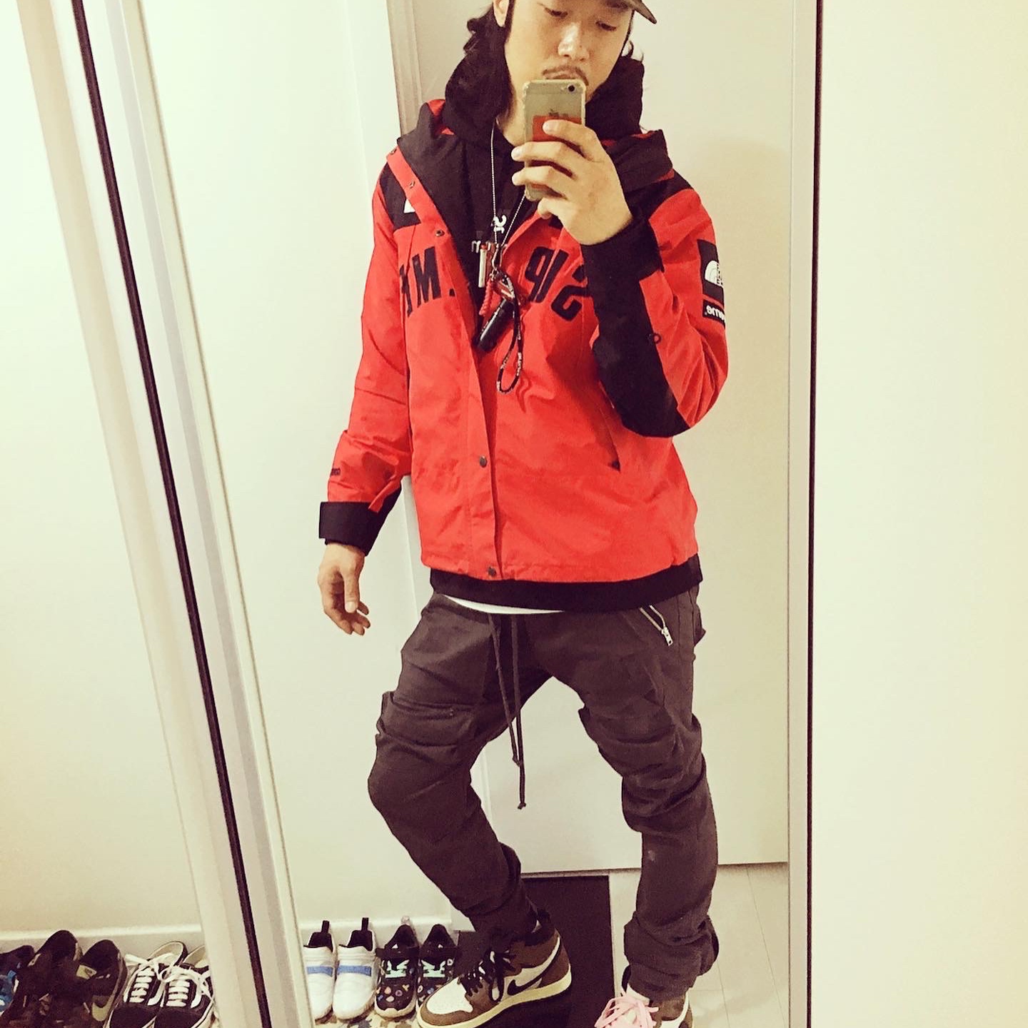Supreme x The North Face Arc Logo Mountain Parka Red - 19SS, Jordan 1 x Travis Scott Retro High OG SP Mocha 착용 스타일 - 2