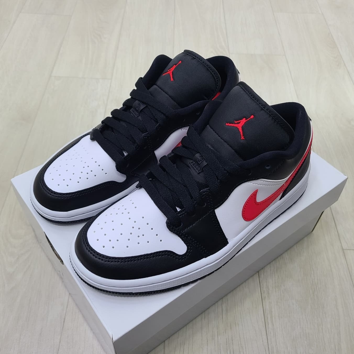 (W) Jordan 1 Low Black Siren Red 착용 스타일 - 2