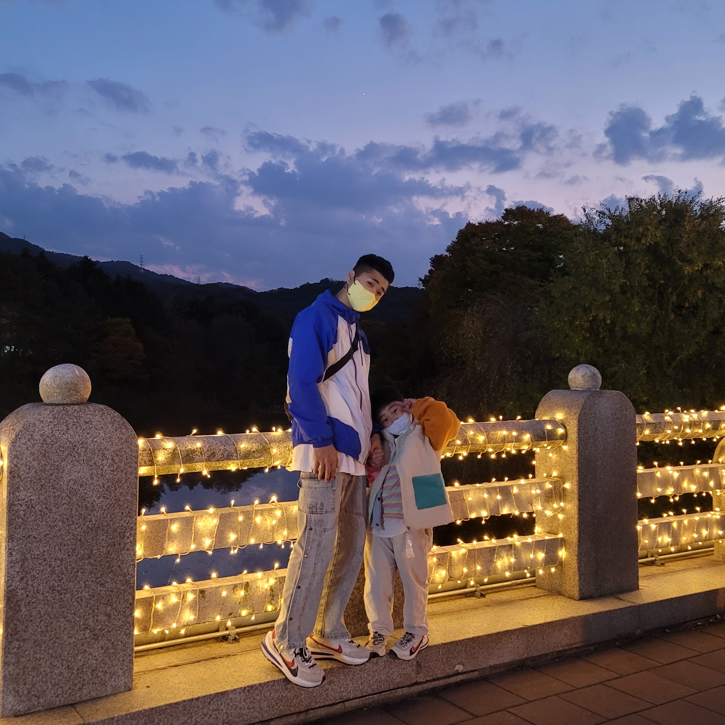 Nike x Sacai VaporWaffle Royal Fuchsia, Nike Air Force 1 '07 QS Valentine's Day 착용 스타일 - 1