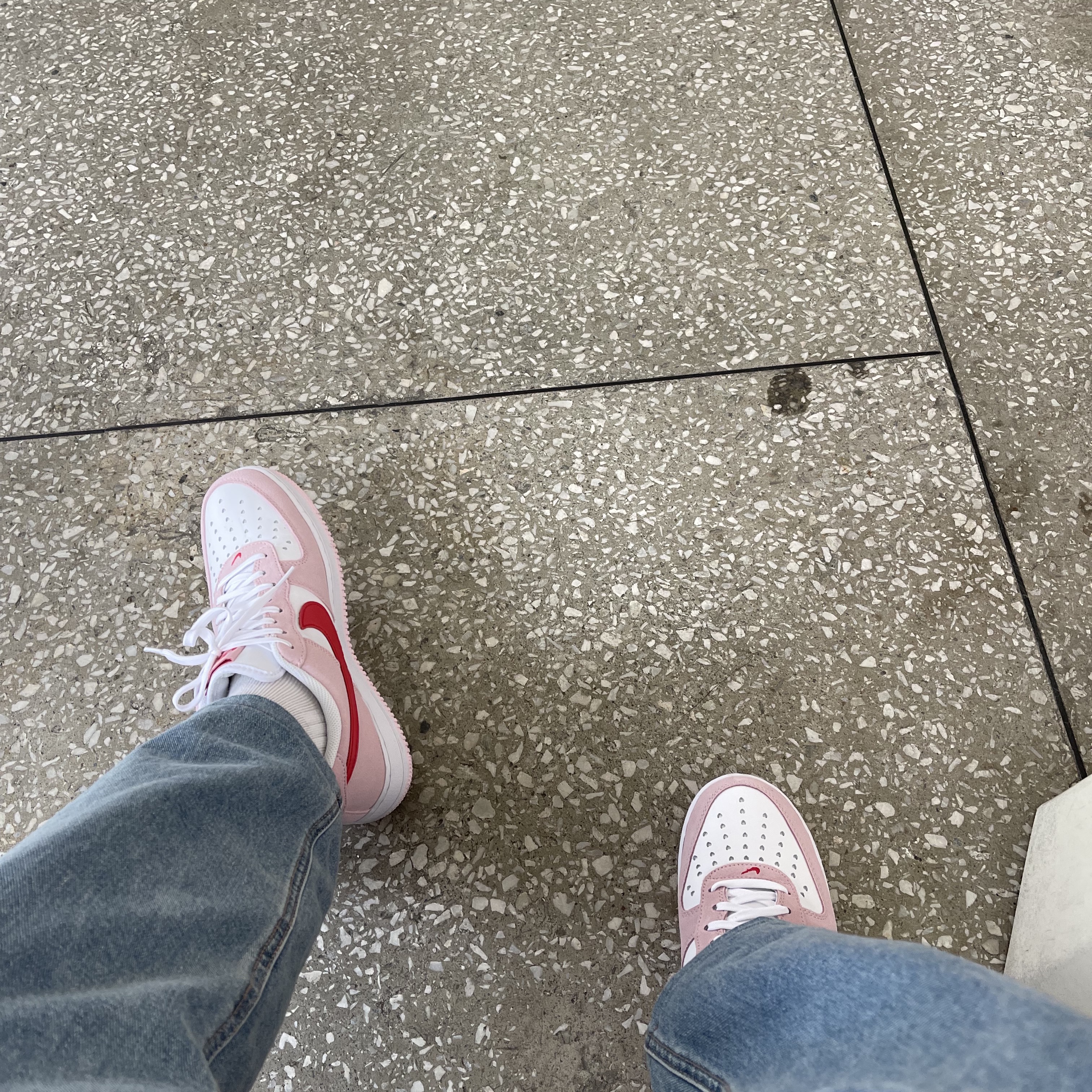 Nike Air Force 1 '07 QS Valentine's Day 착용 스타일