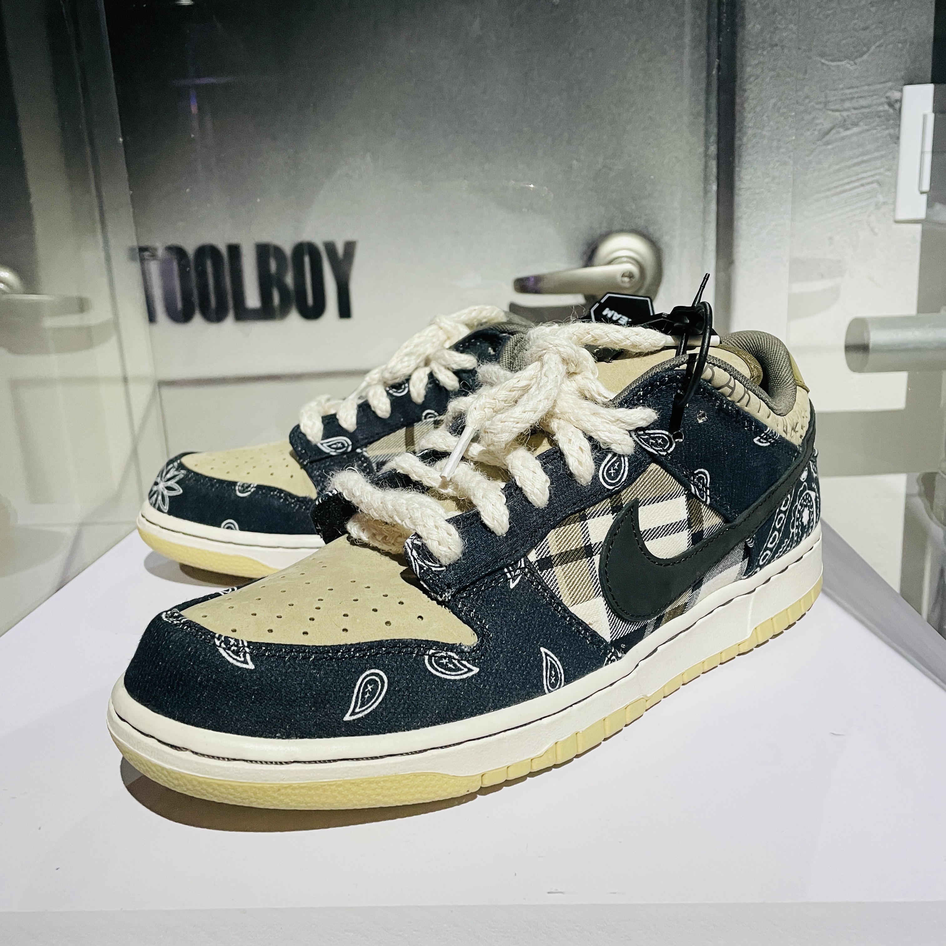 Jordan 1 Retro High OG Reverse Shattered Backboard, Nike x Travis Scott SB Dunk Low 착용 스타일 - 3