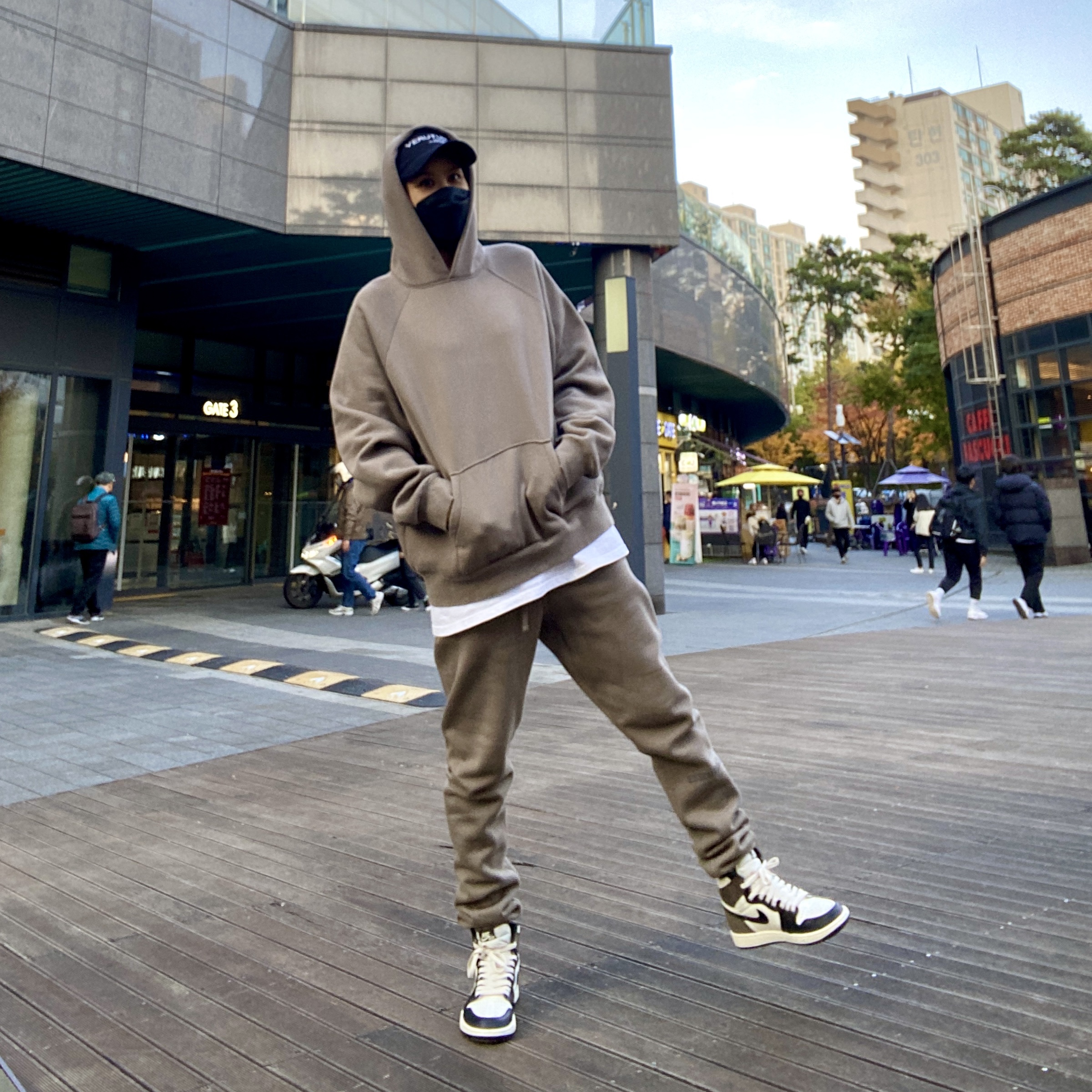 Essentials Pull-Over Hoodie Taupe - 21SS, Essentials Sweatpants Taupe - 21SS 착용 스타일