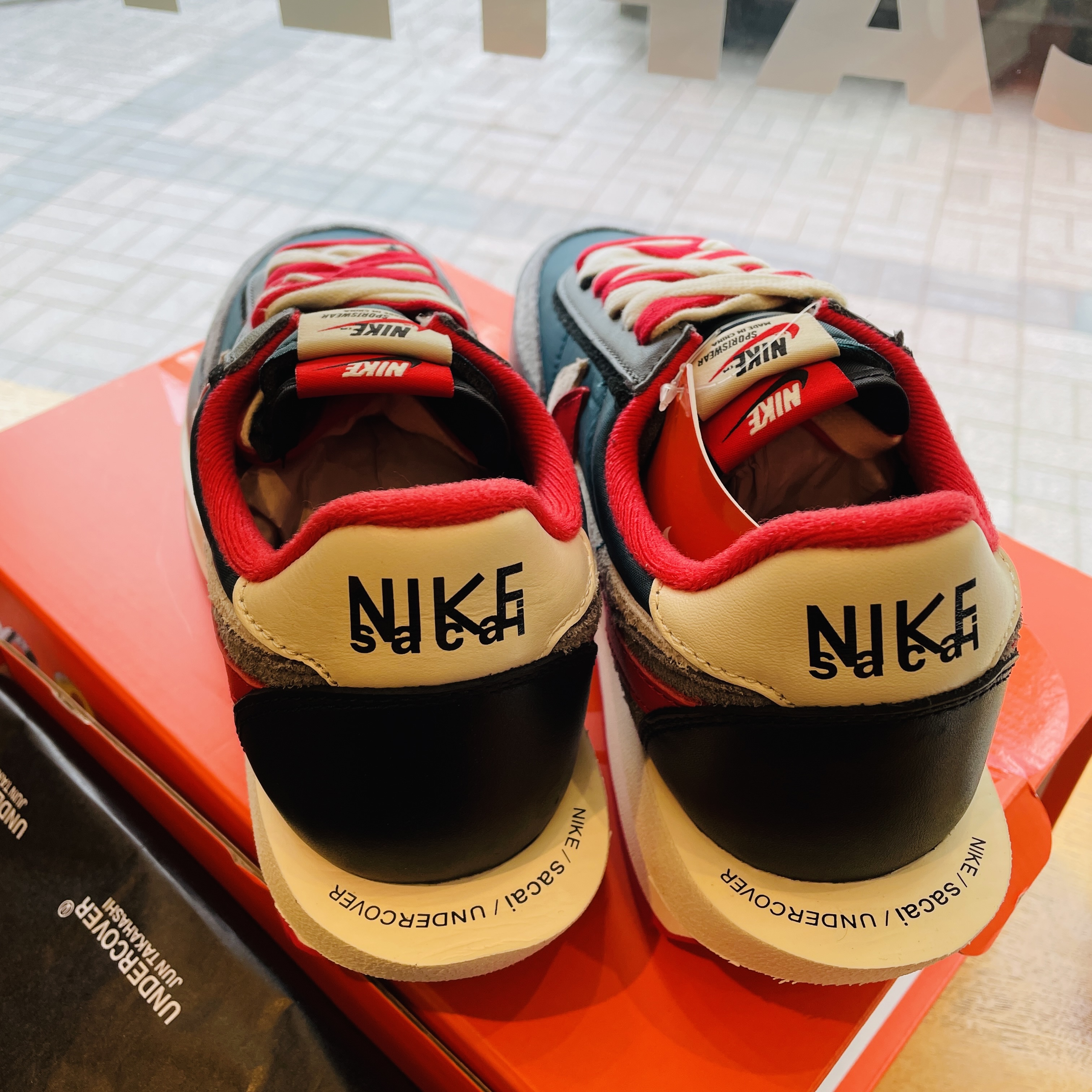 Nike x Sacai x Undercover LDWaffle Midnight Spruce University Red 착용 스타일 - 2