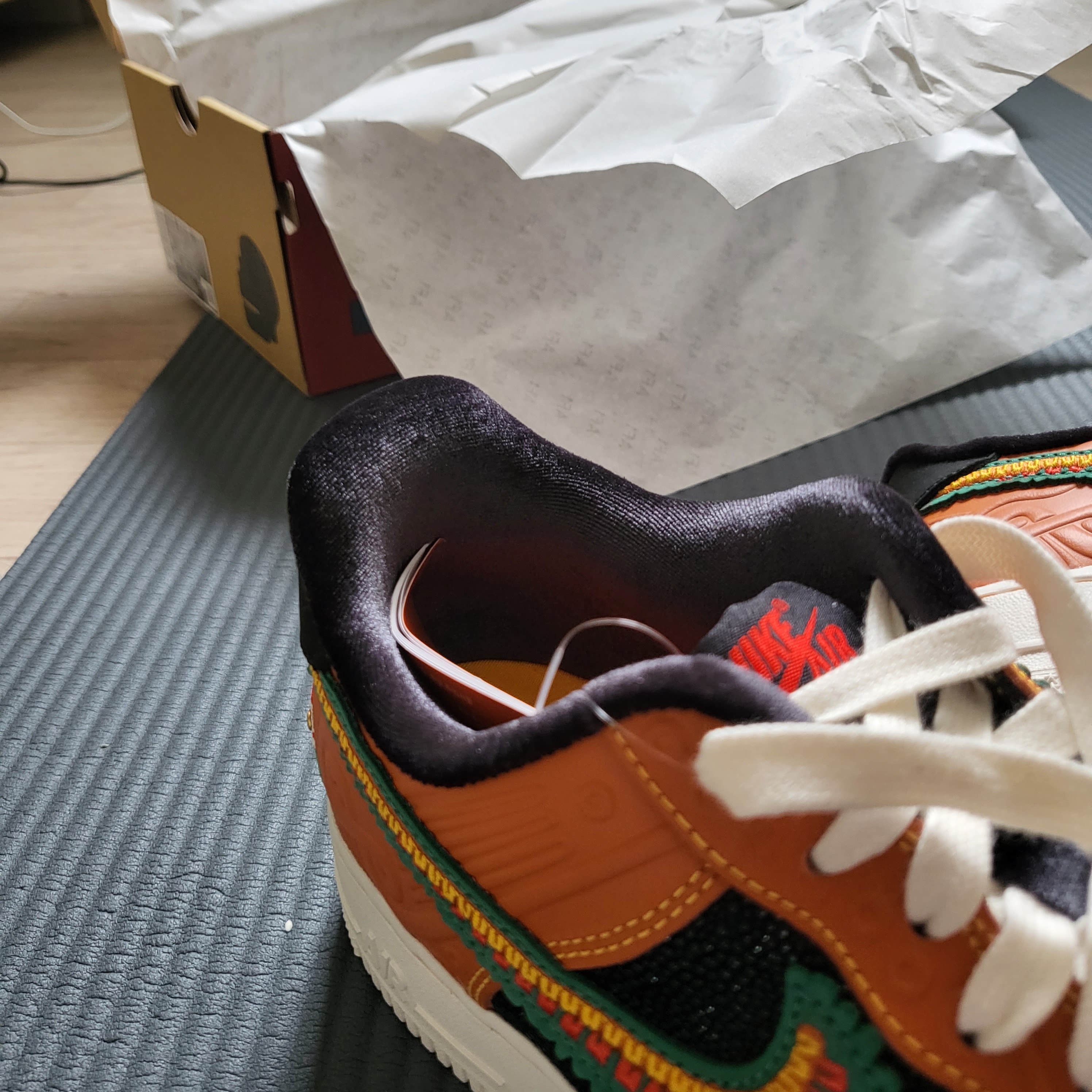 Nike Air Force 1 '07 LX Siempre Familia 착용 스타일 - 4